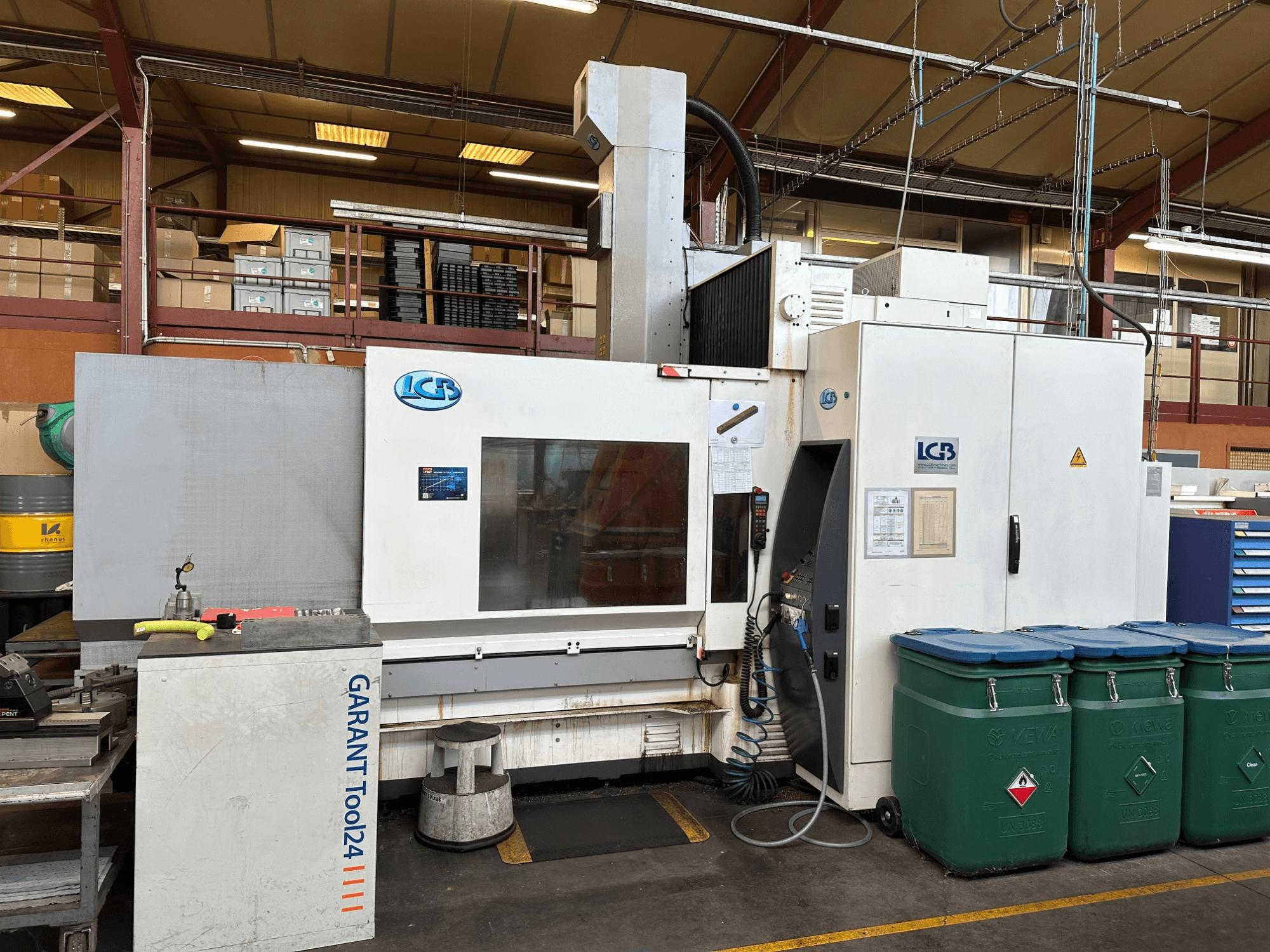 Machine CNC LGB vue de face, avec le poste de travail GARANT Tool24 et les poubelles vertes sur le côté.