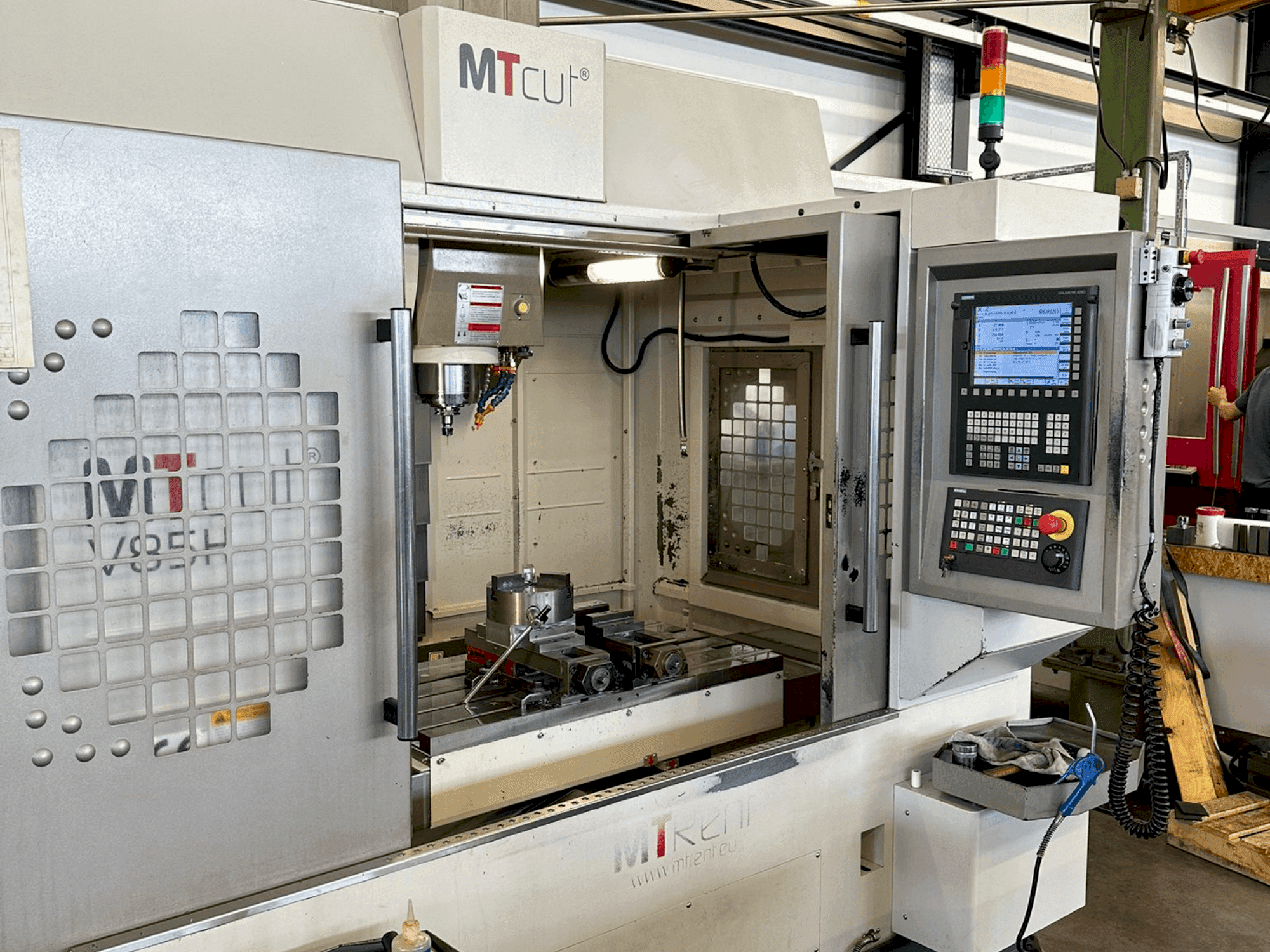 Vue de face de la machine MTcut V 85 H