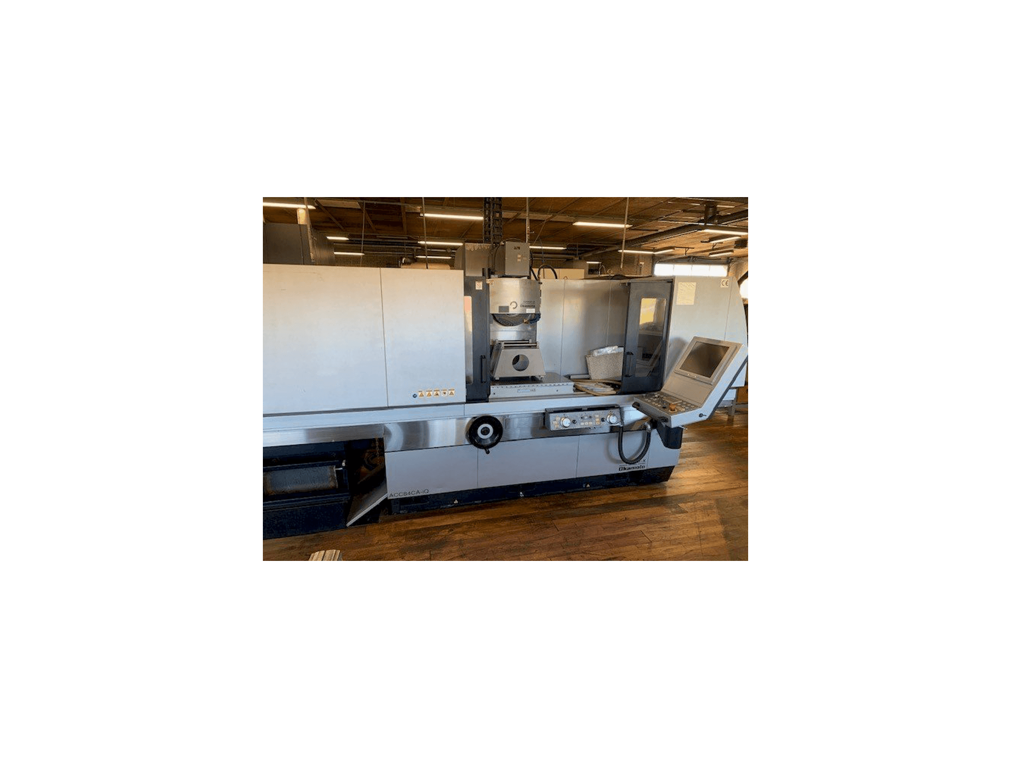 Vue de face de la machine OKAMOTO ACC 84CA-iQ
