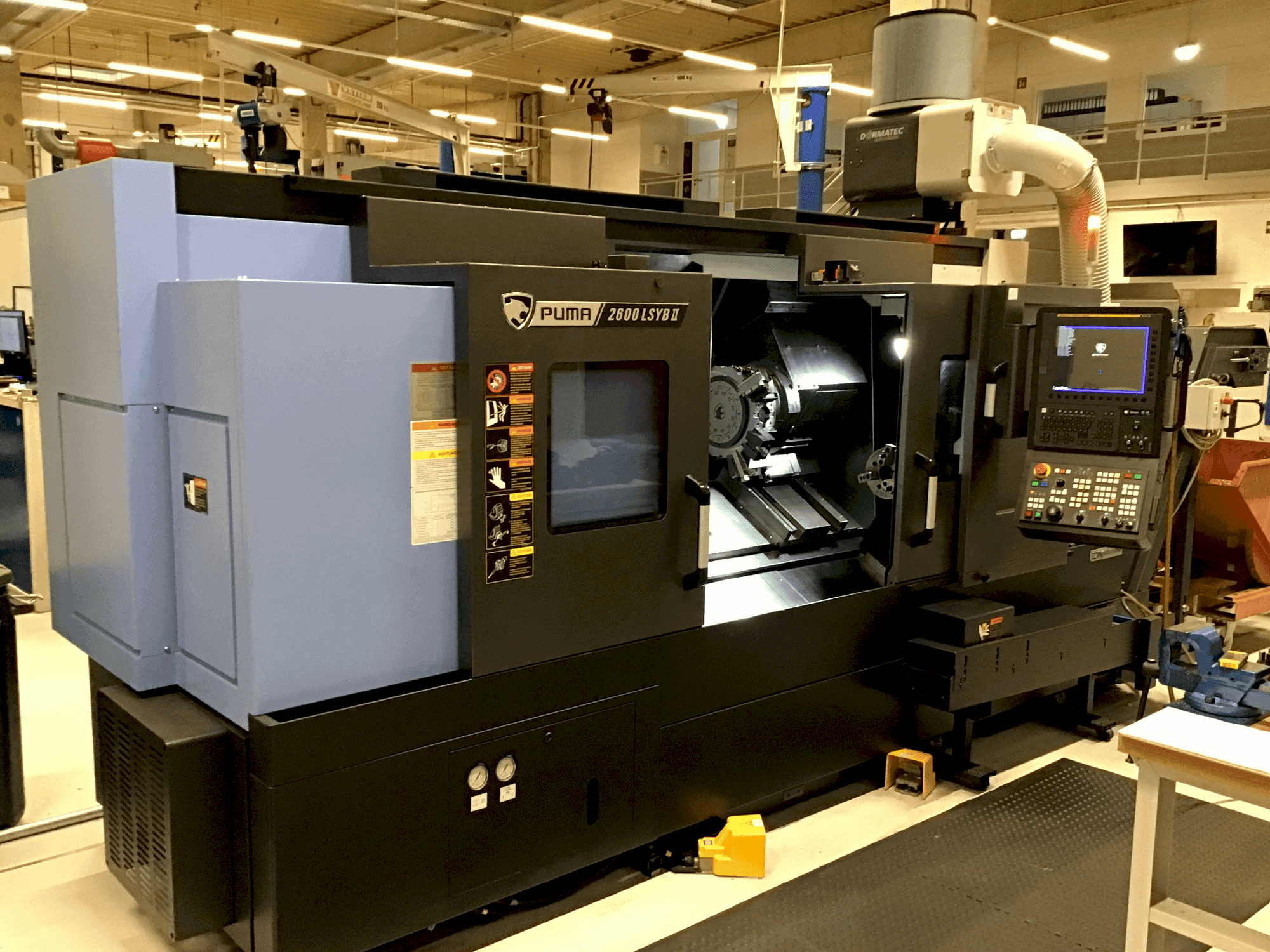 Vue de face de la machine DN SOLUTIONS Puma 2600 LSYB II