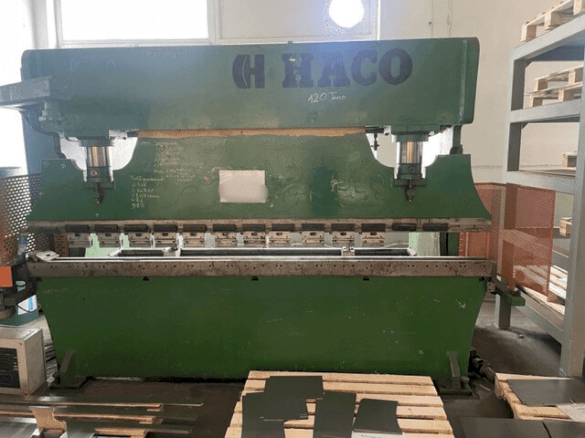 Vue de face de la machine HACO PPE S30135