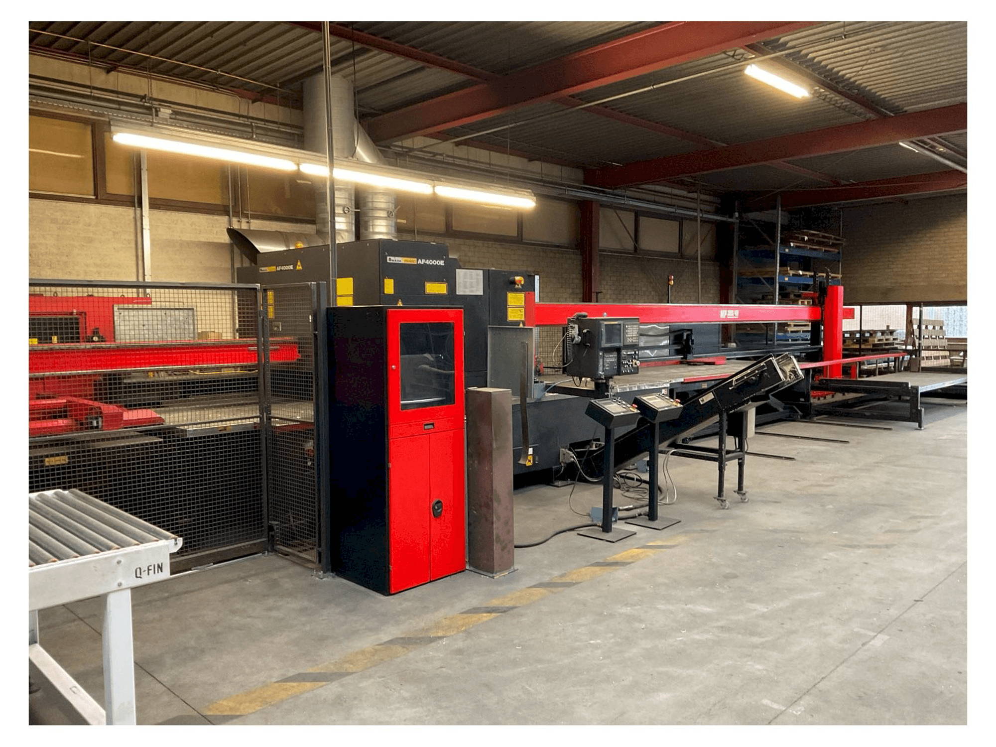 Vue de face de la machine AMADA LC-2415 alpha III