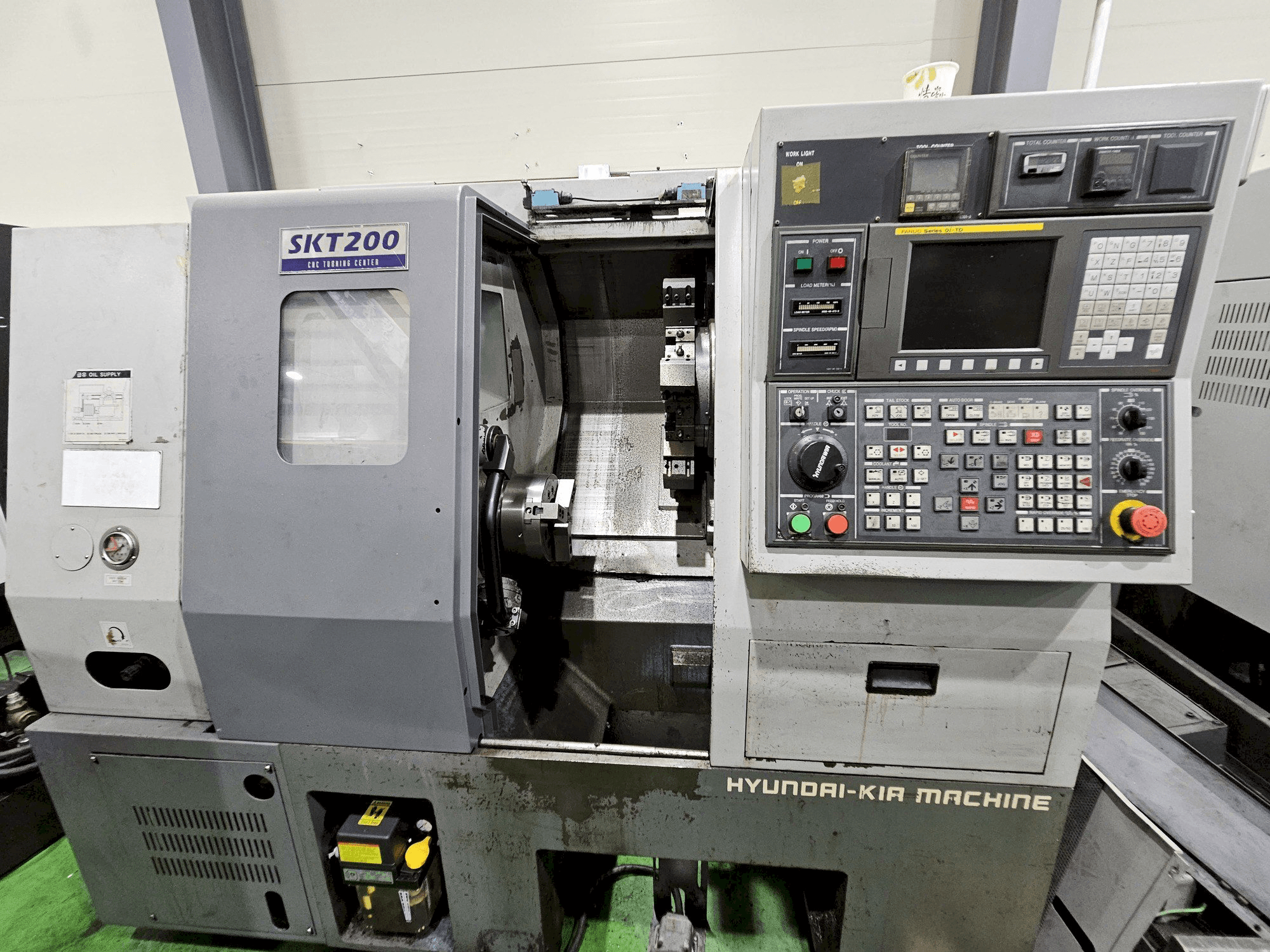 Vue de face de la machine Hyundai Wia SKT200