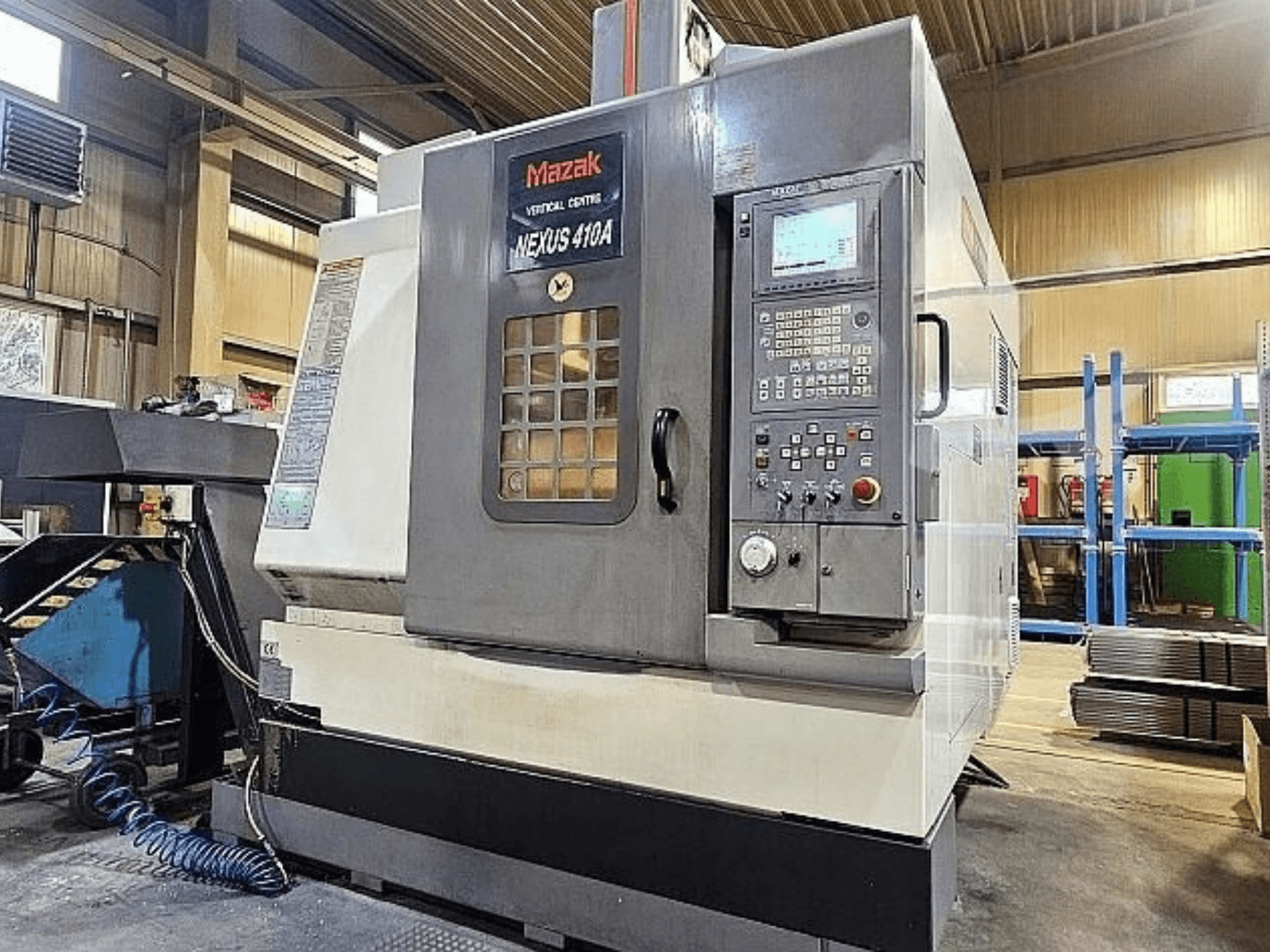 Centre d'usinage vertical Mazak VCN-410A, vue de profil montrant le panneau de commande, le porte-outil et les caractéristiques opérationnelles.