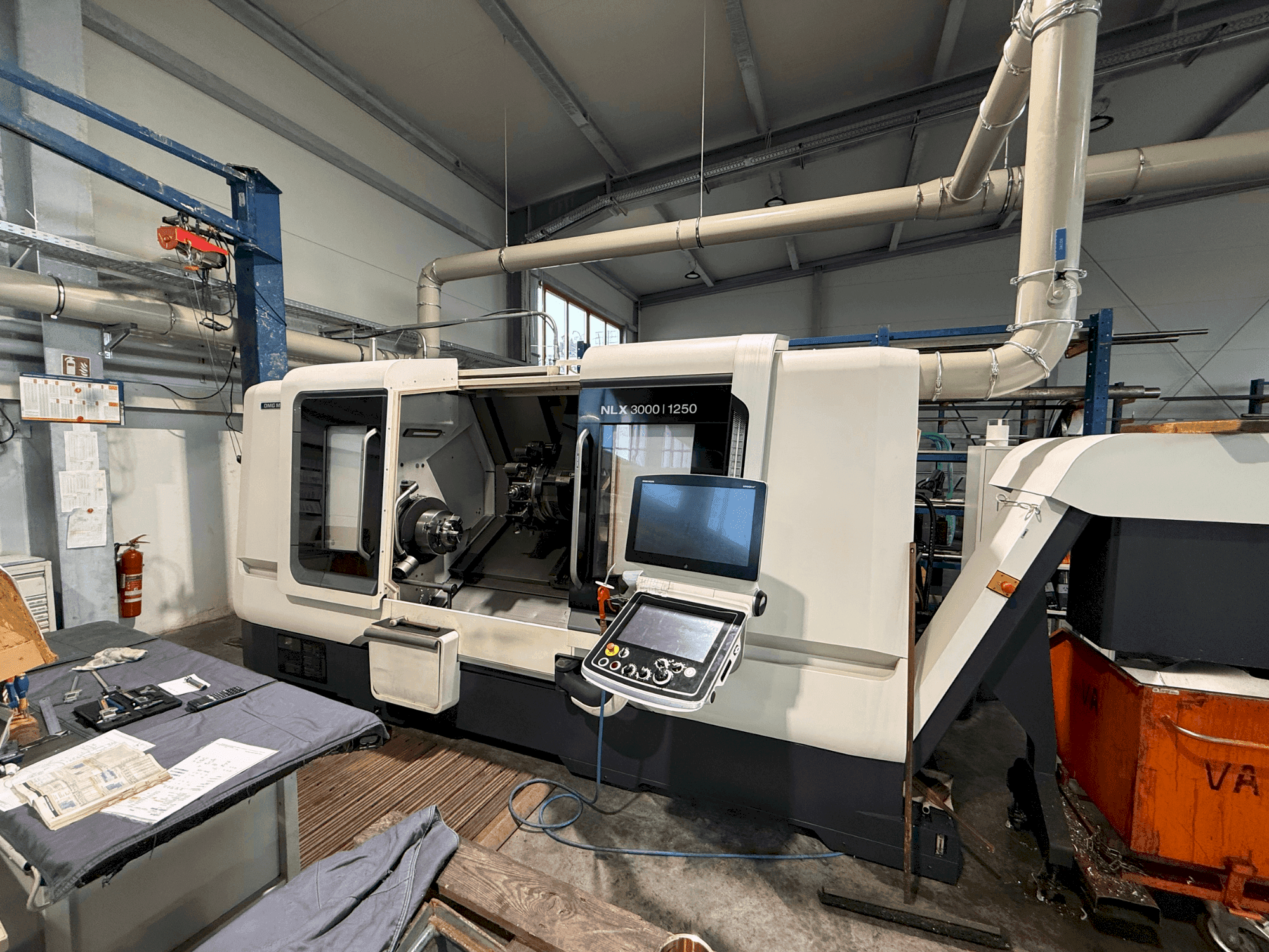 Vue de face de la machine DMG MORI NLX 3000 Y / 1250