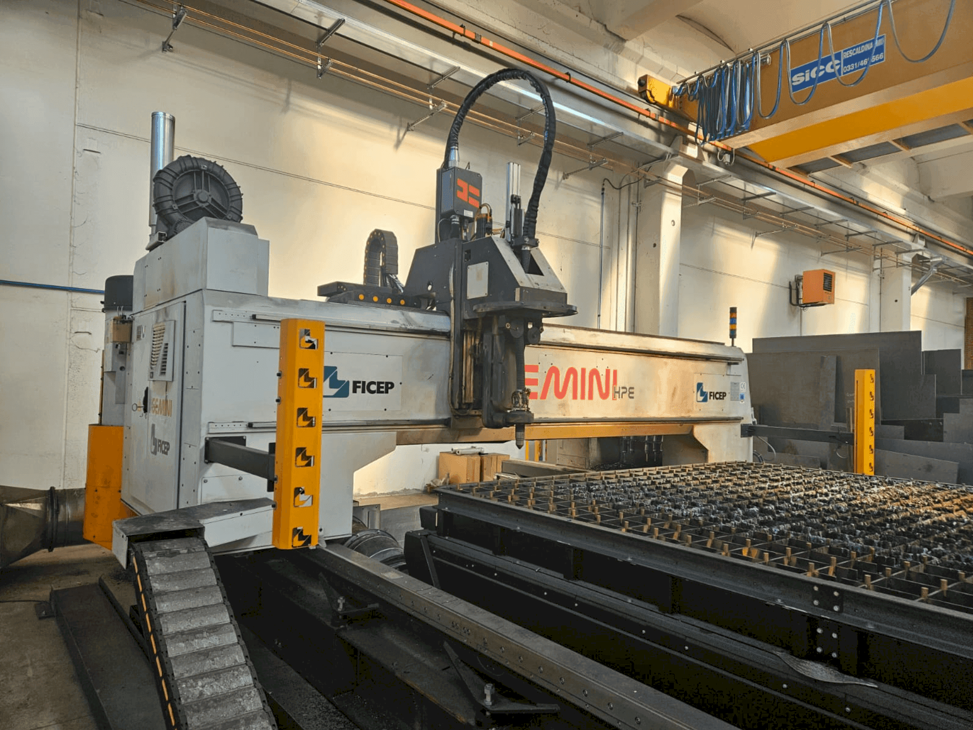 Vue de face de la machine FICEP GEMINI G32 HPE