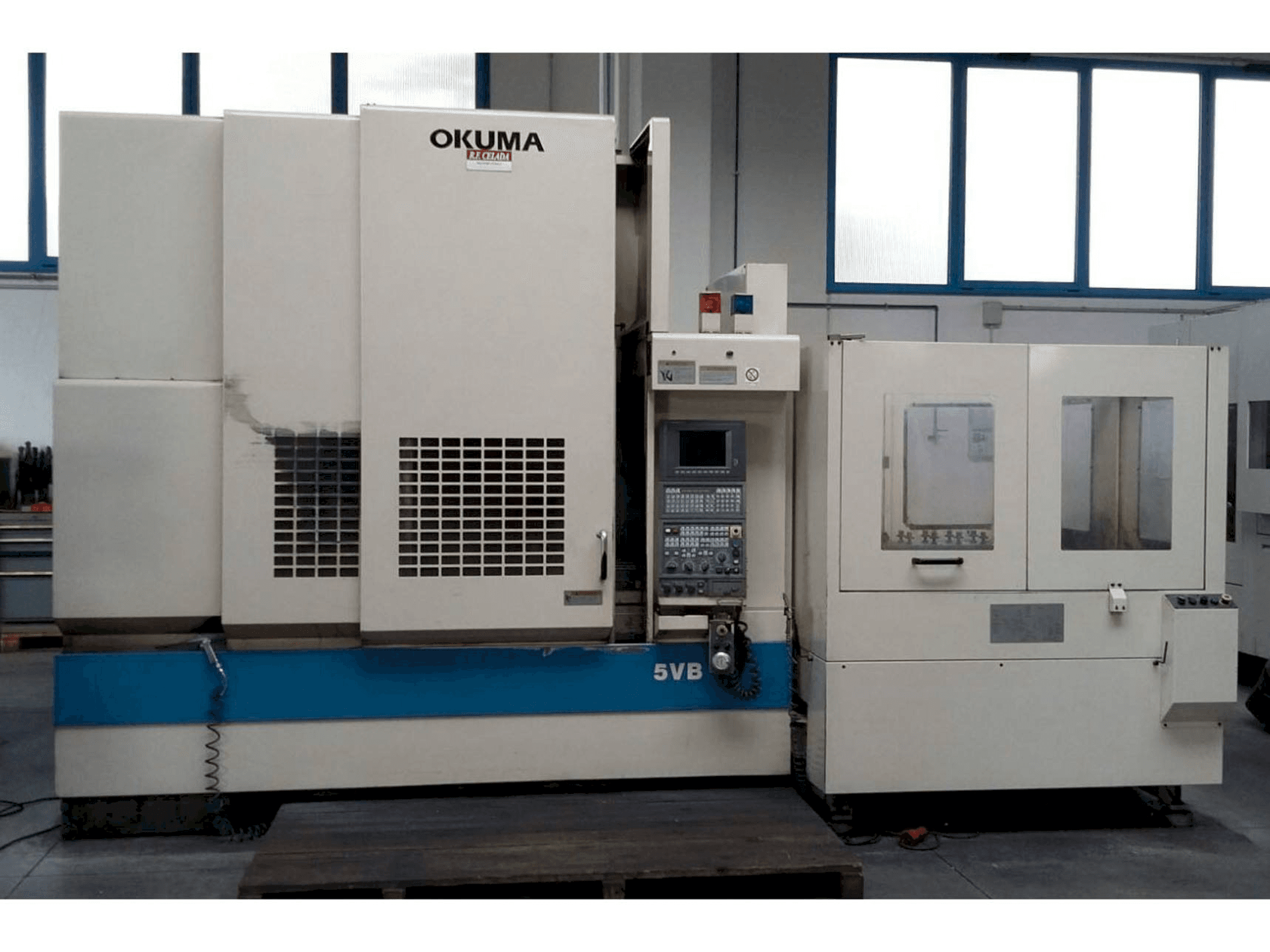 Vue de face de la machine Okuma MX55 VB