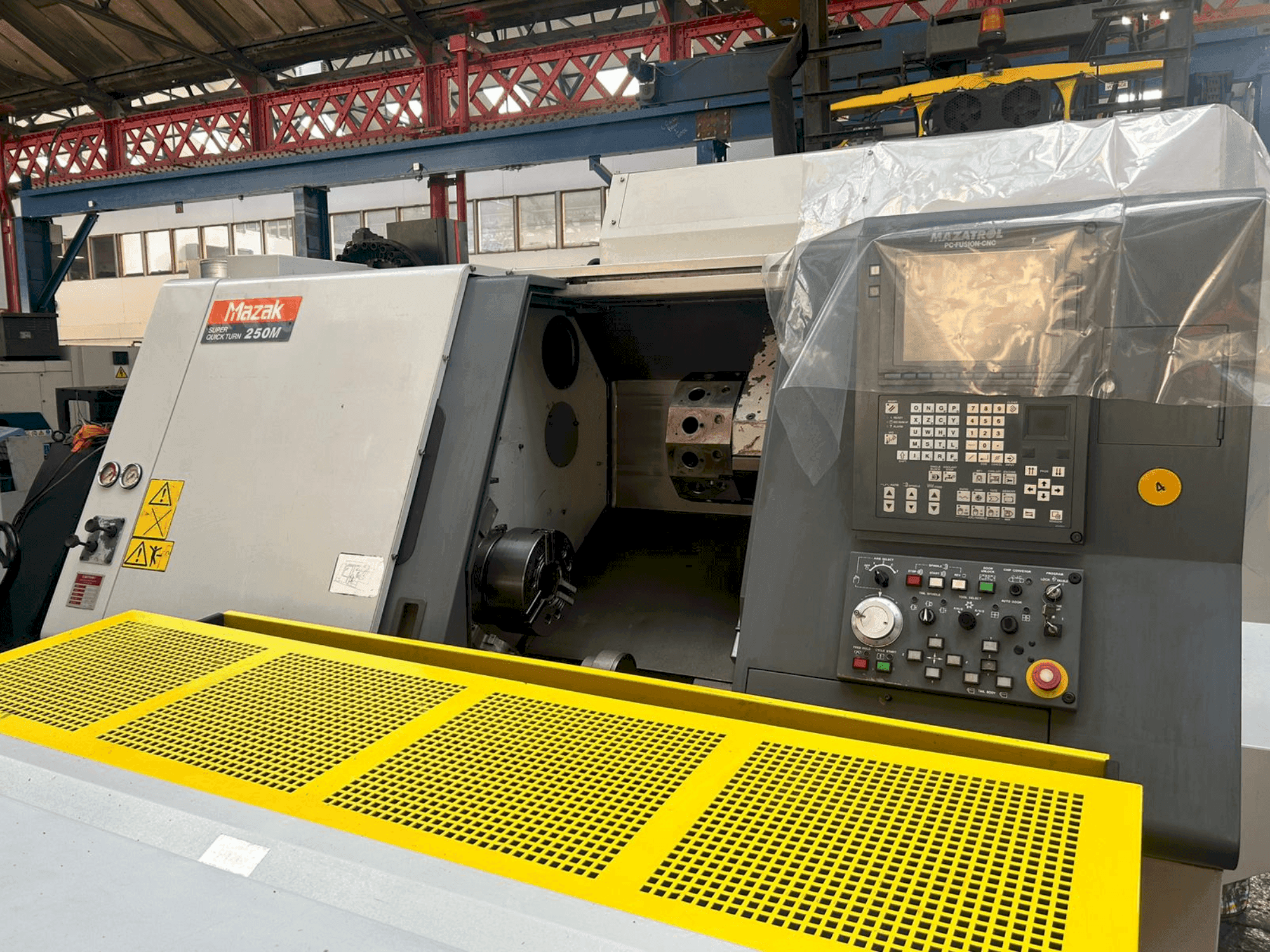 Vue de face de la machine Mazak SQT 250M