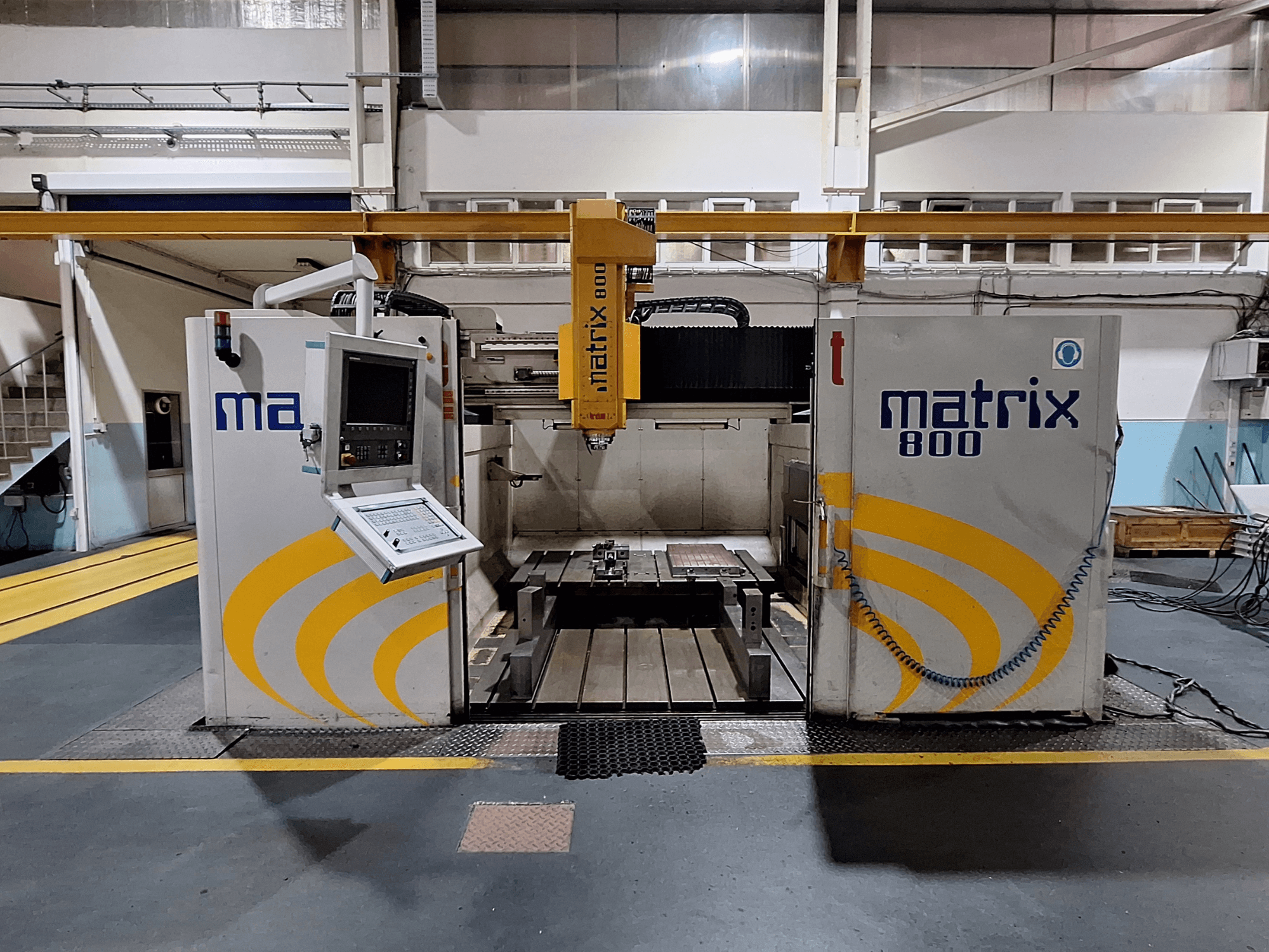 Fraiseuse à portique Breton Matrix WM 800 K25 dans un atelier, montrant le panneau de commande et la table de travail de face.