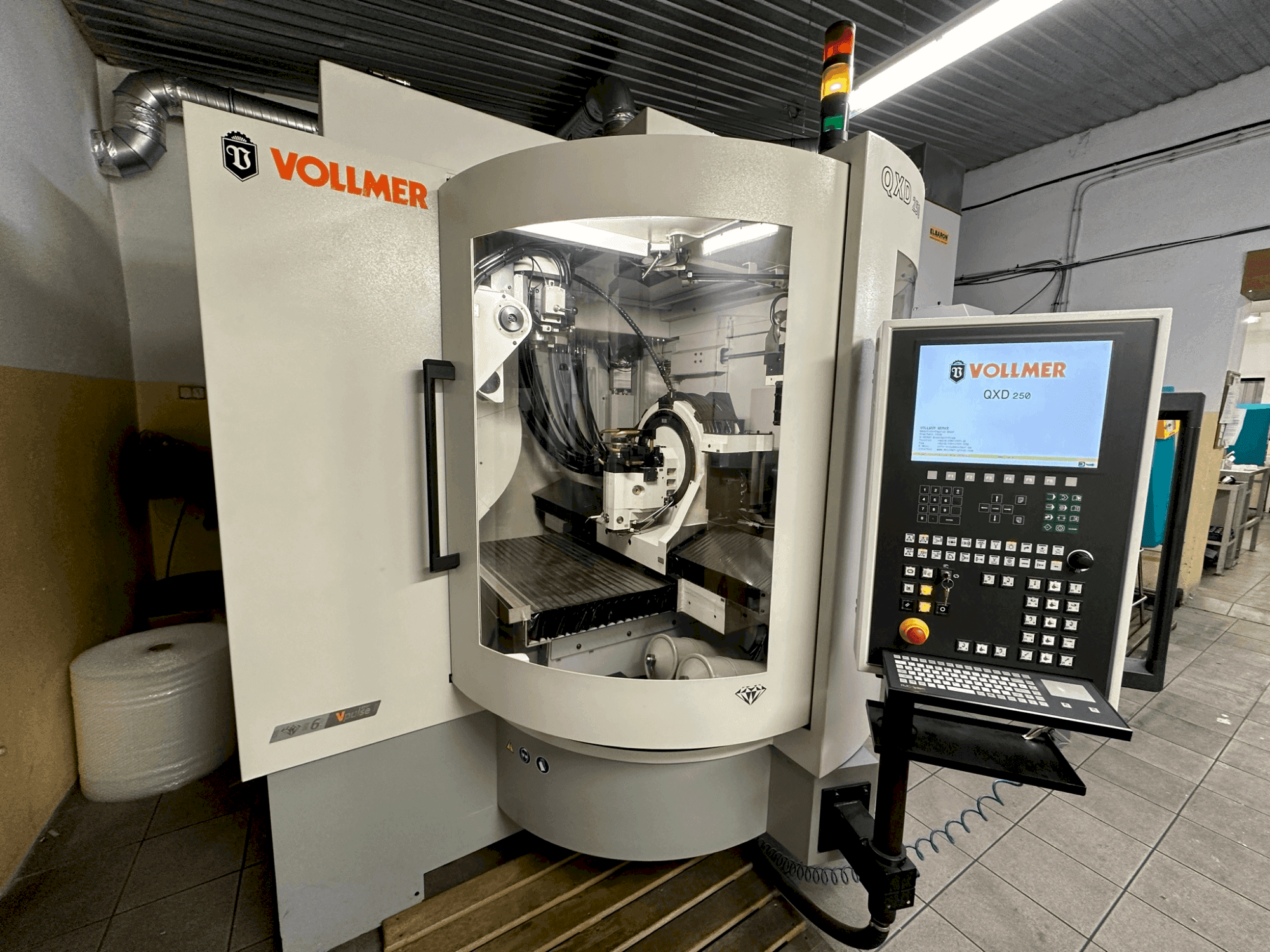 Vue de face de la machine VOLLMER QXD 250