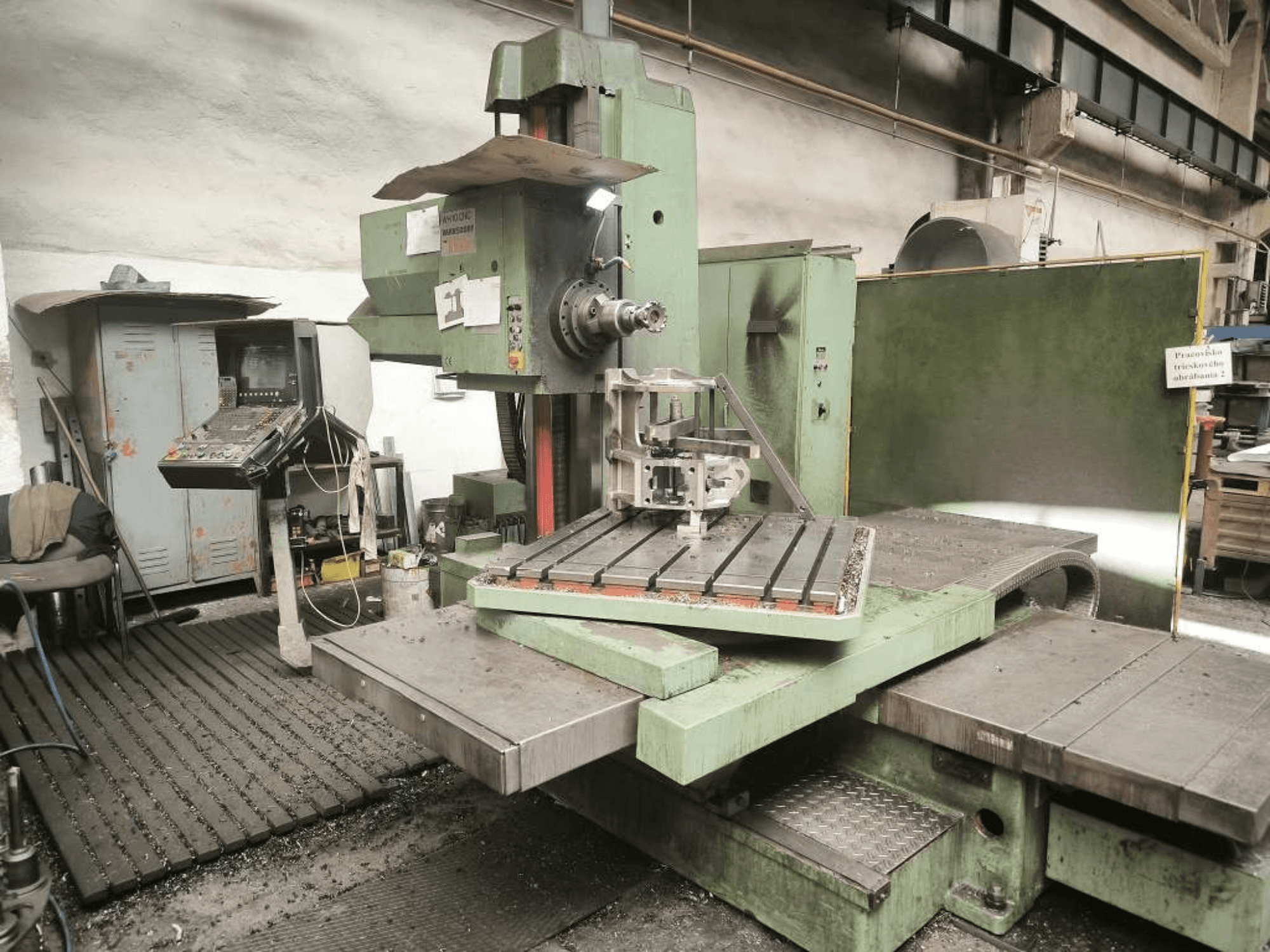 Aléseuse CNC TOS WH 10 vue de face, présentant une pièce usinée sur la table et le panneau de commande.