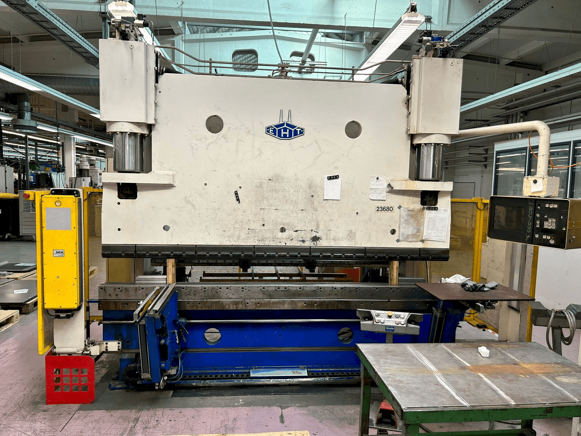 Vue de face de la machine EHT EHPS 25-30