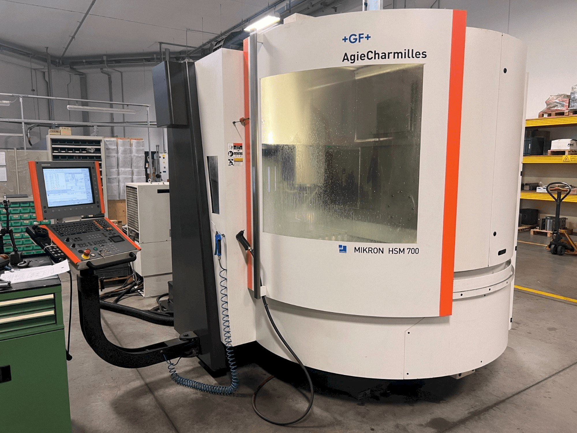 Vue de face de la machine AgieCharmilles MIKRON HSM 700