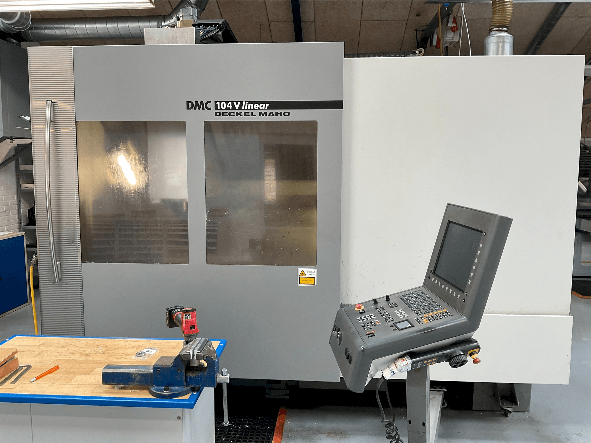Vue de face de la machine DMG MORI DMC 104V linear