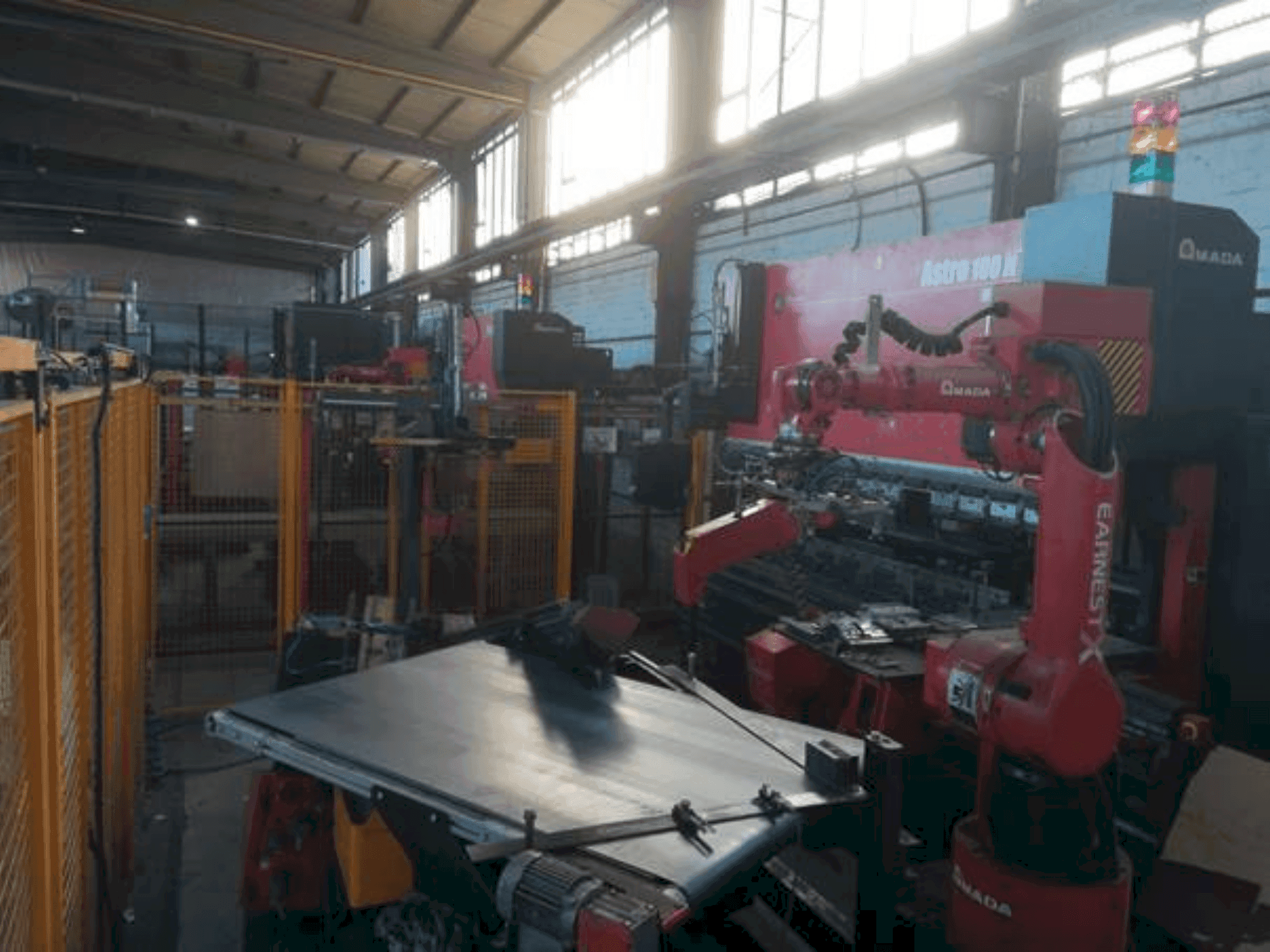 Vue de face de la machine AMADA Astro 100 NT