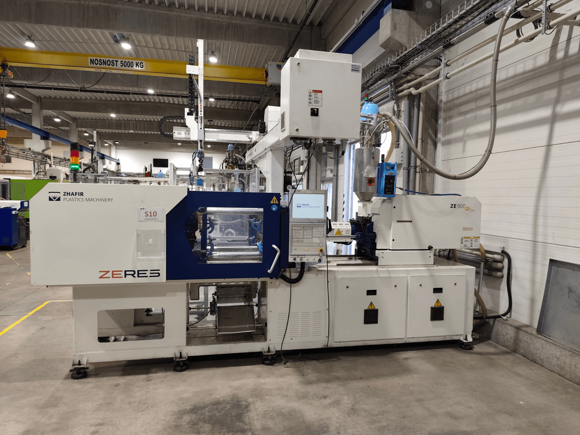 Presse à injection électrique ZHAFIR ZERES ZE900/210B, vue de face montrant le panneau de commande et la zone de moulage.