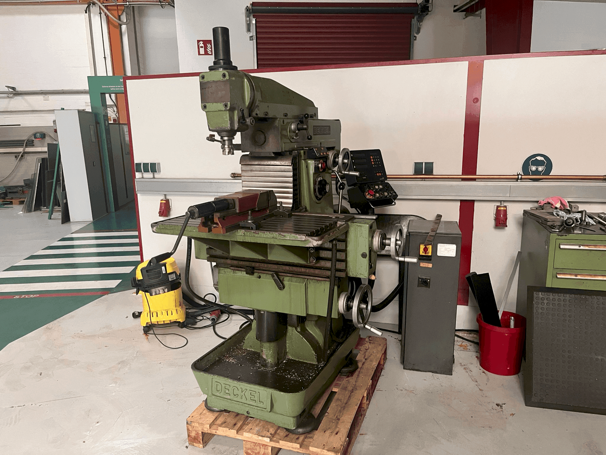 Vue de face de la machine DECKEL FP2