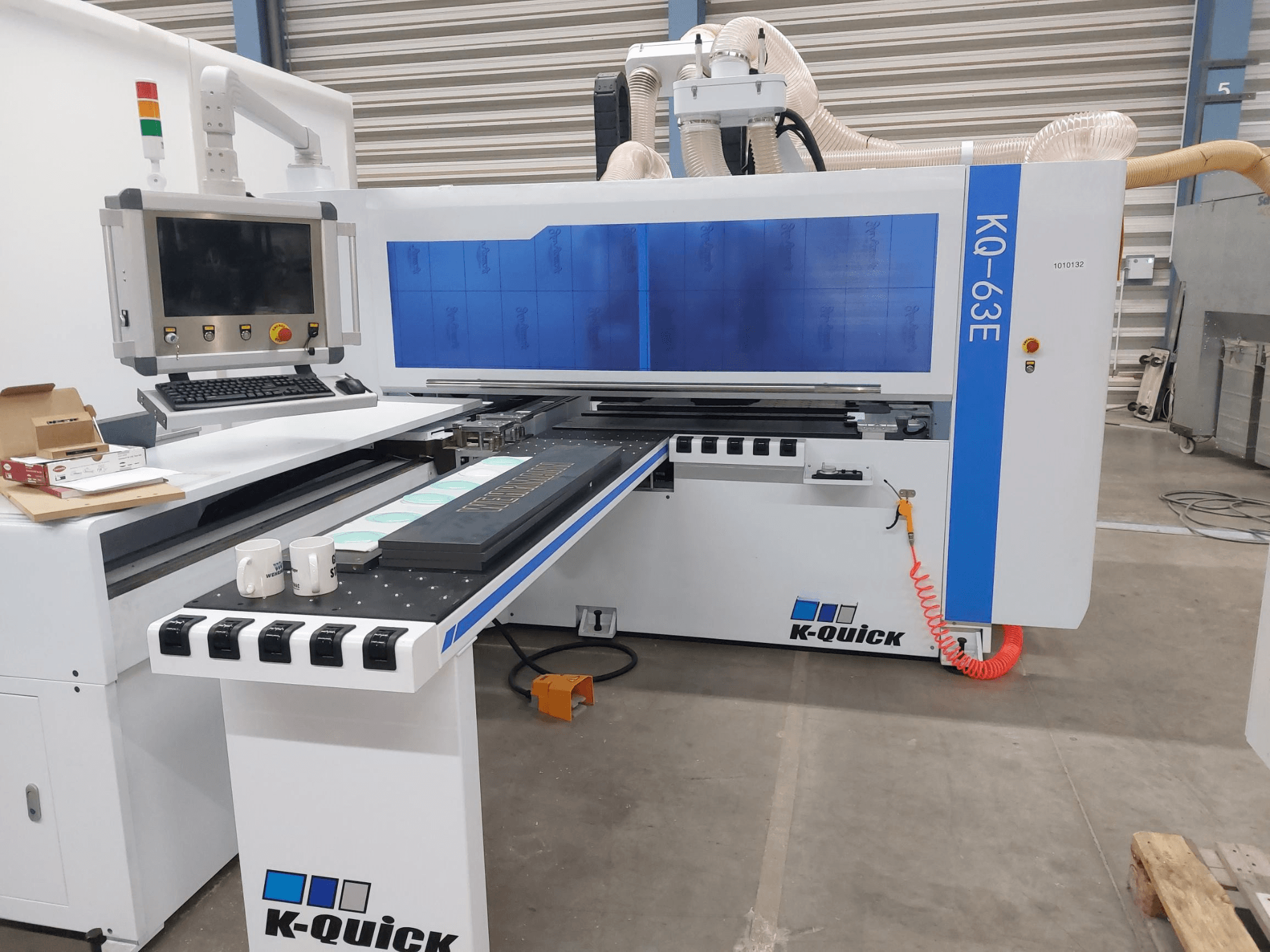 Machine CNC K-Quick KQ-63E vue de face, avec panneau de commande, plateau et emplacement visible des outils.