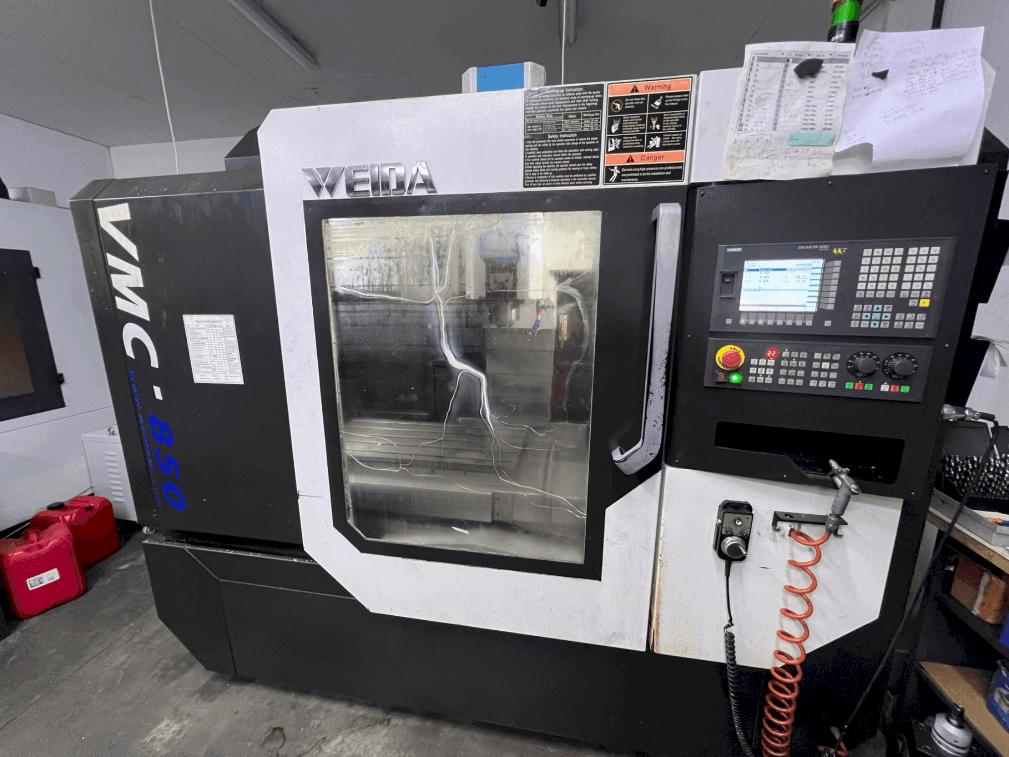 Vue de face de la machine WEIDA VMC850