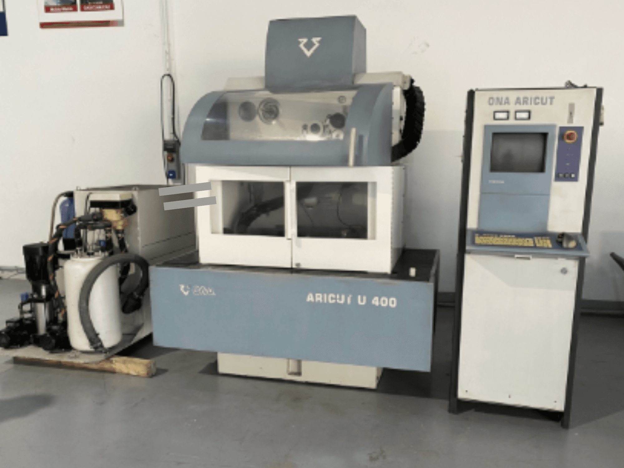 Machine d'électroérosion à fil ONA U 400 vue de face, avec console de commande et unité de refroidissement sur le côté.