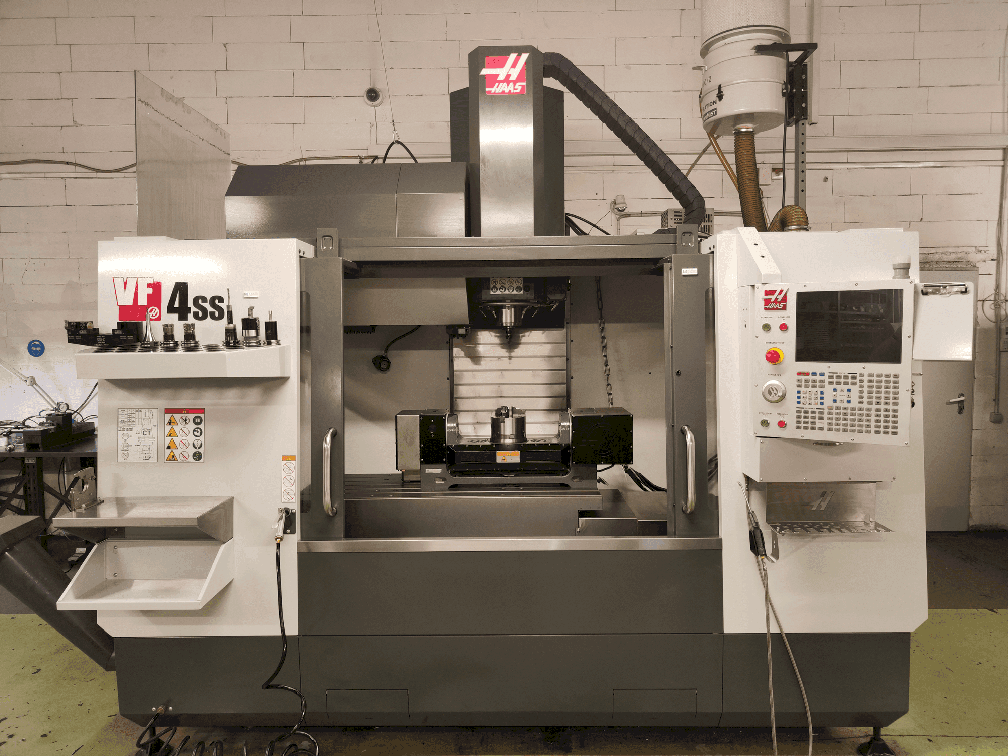 Vue de face de la machine HAAS VF-4SS