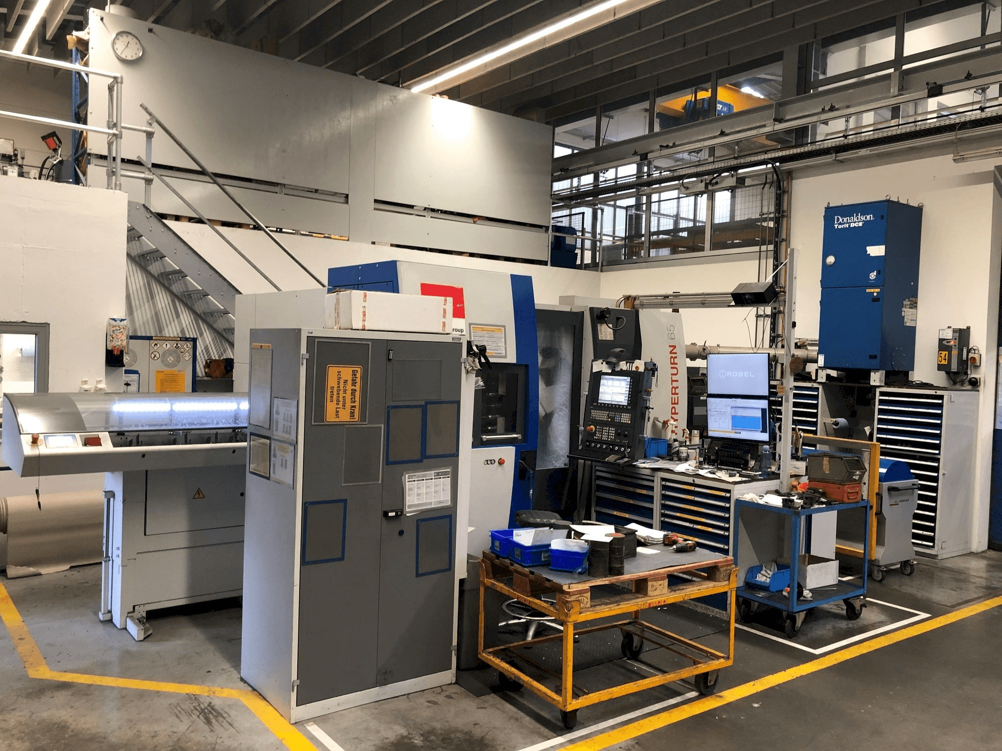 Vue de face de la machine EMCO HYPERTURM 65 PM