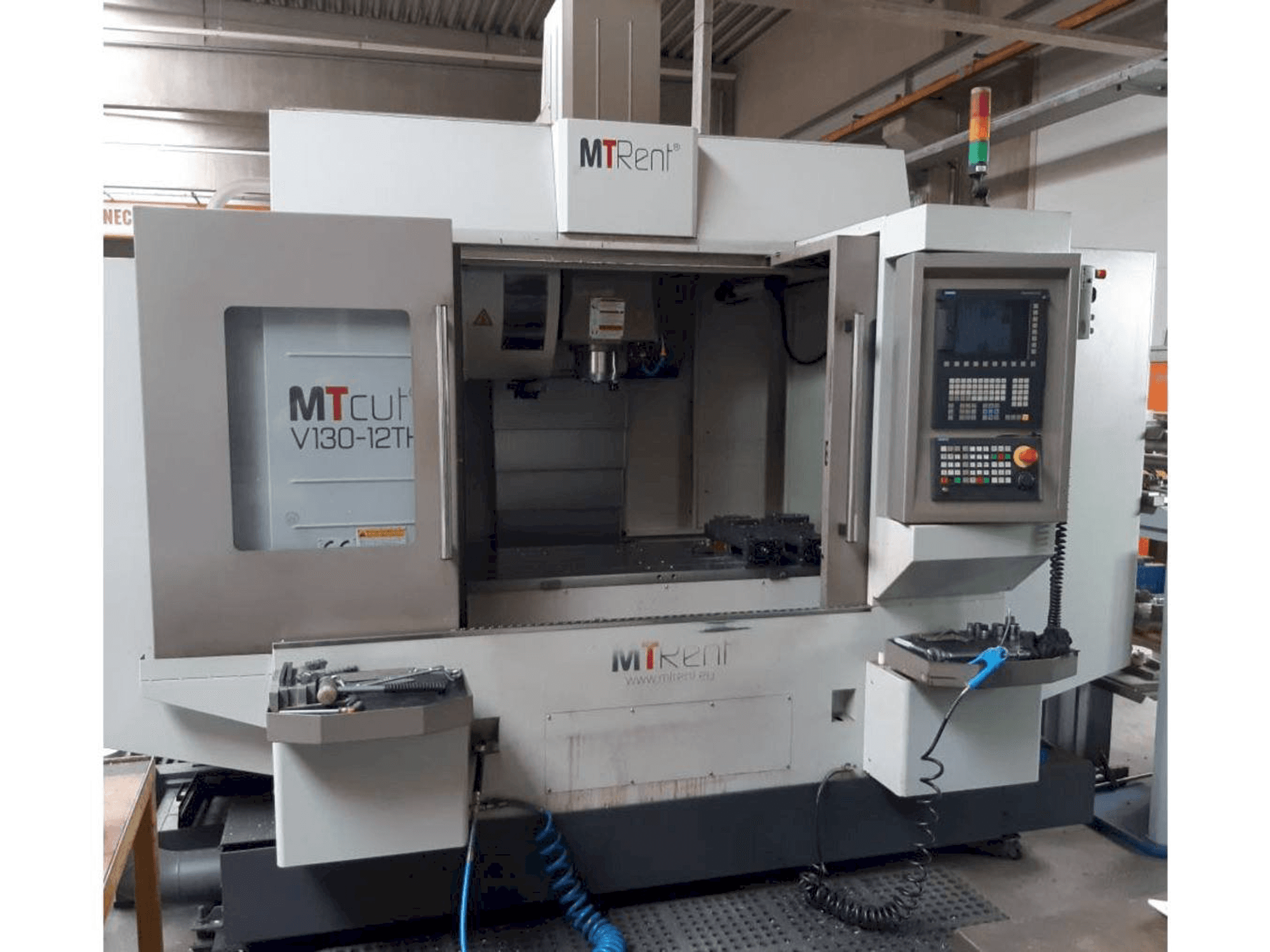 Vue de face de la machine MTcut V130-12TH
