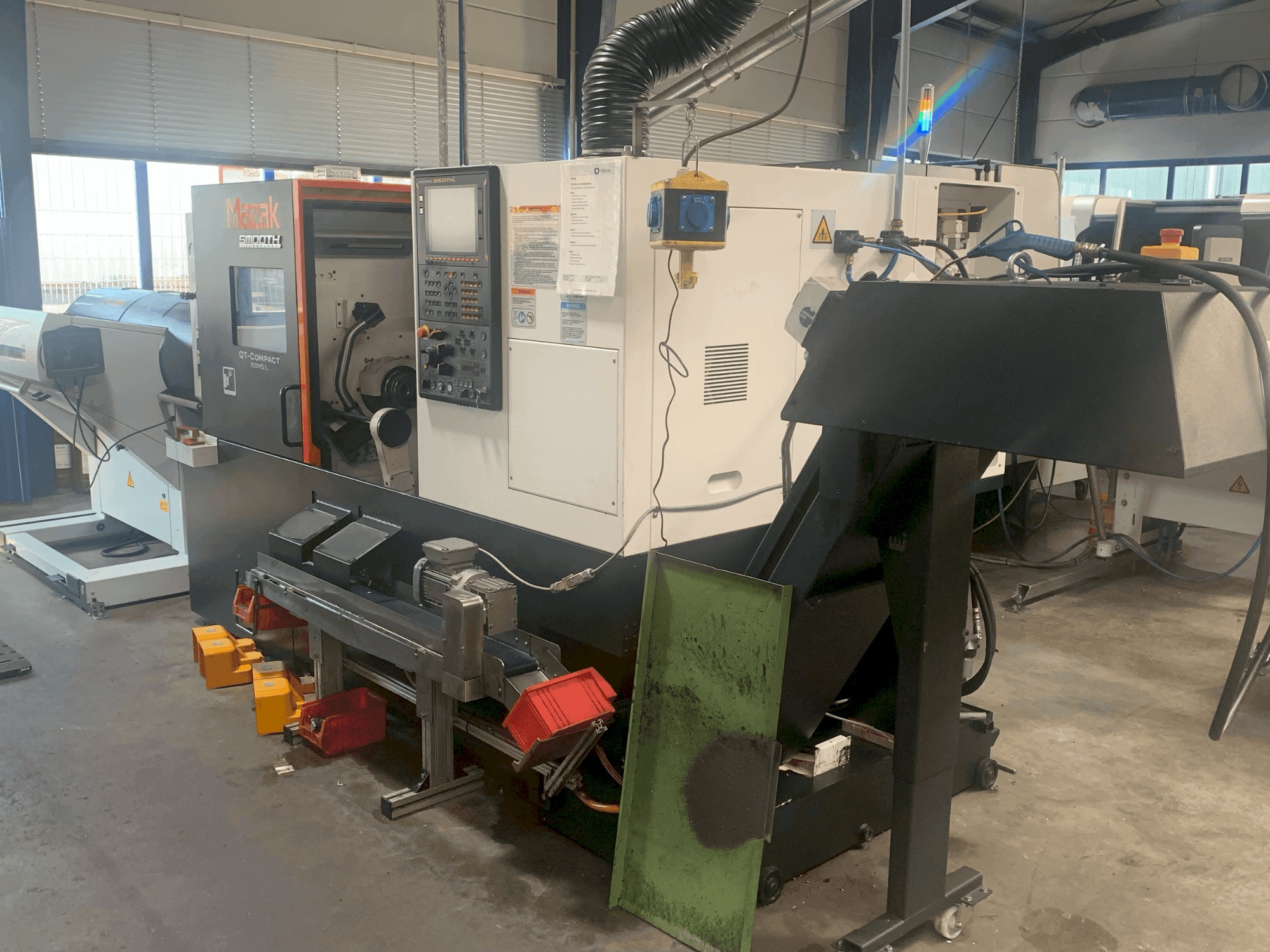 Vue de face de la machine Mazak QTC 100 MSL