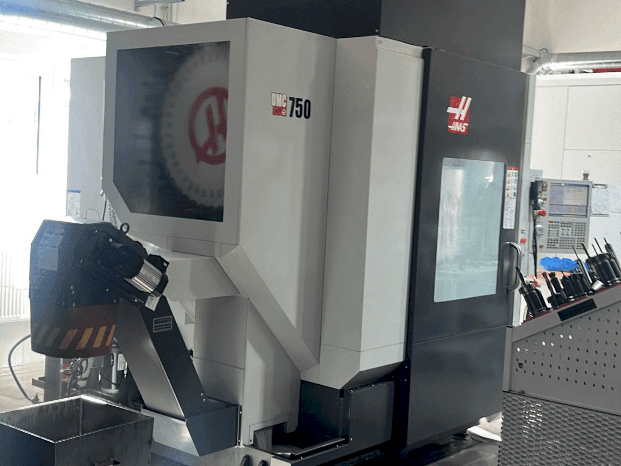 Vue de face de la machine HAAS UMC-750
