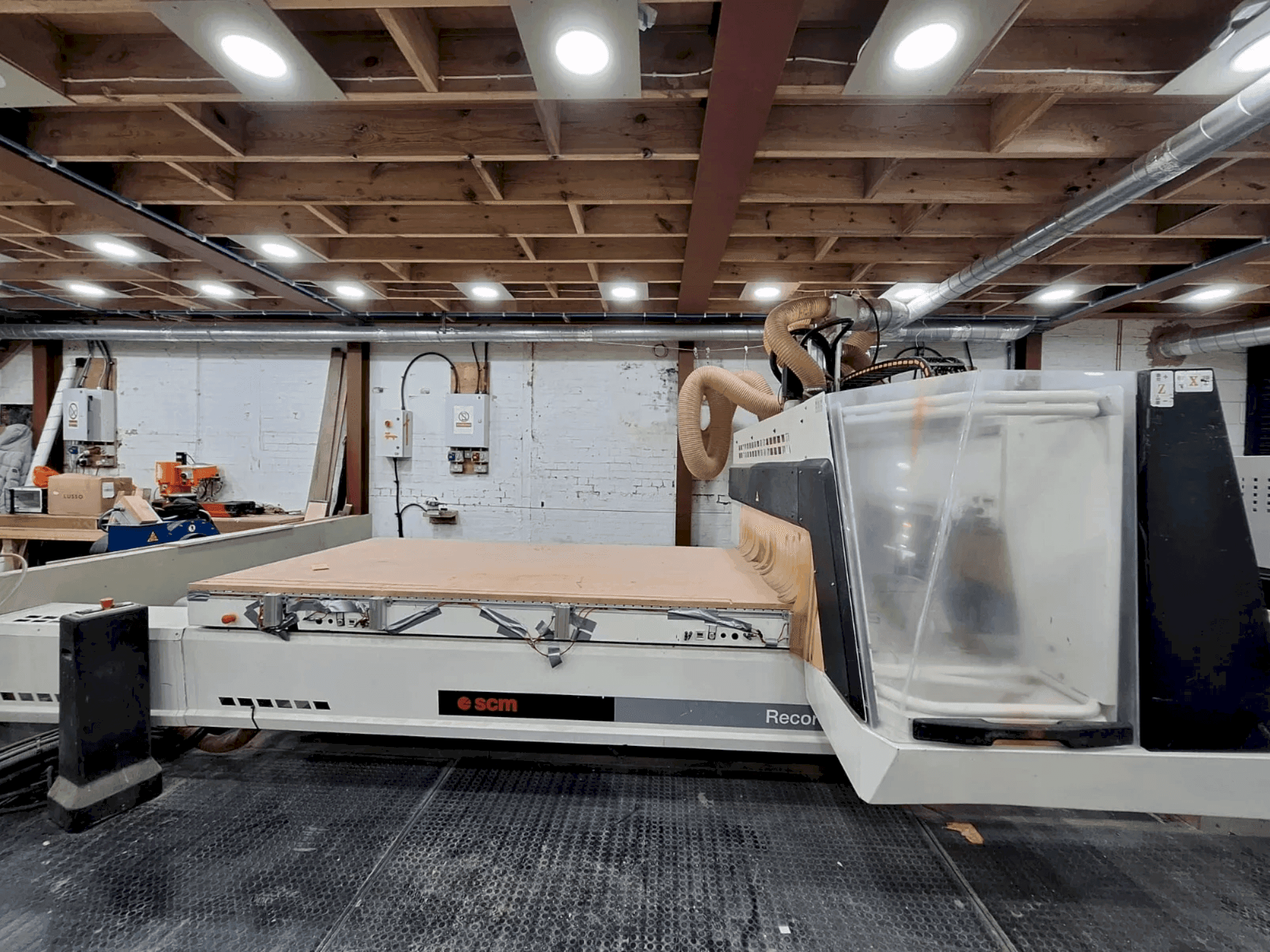 Vue de face de la machine SCM Record 125 N