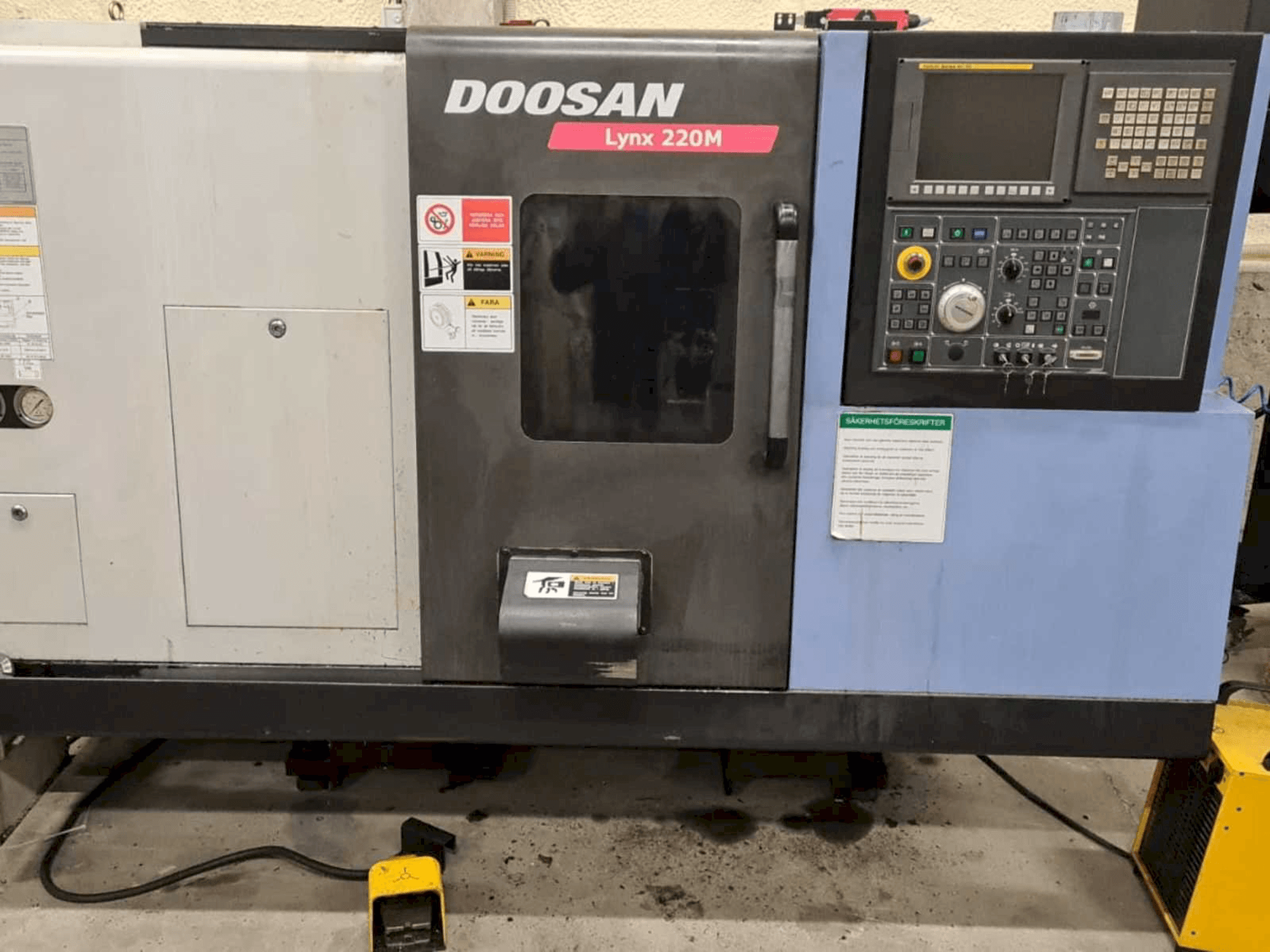 Vue de face de la machine Doosan Lynx 220MA + bar feeder LNS Express