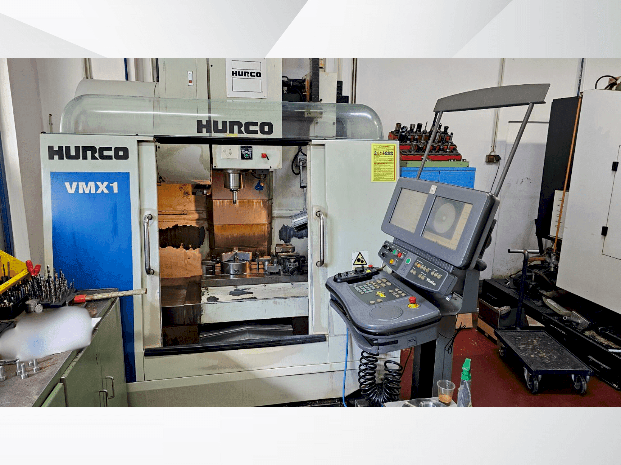 Vue de face de la machine Hurco VMX 10