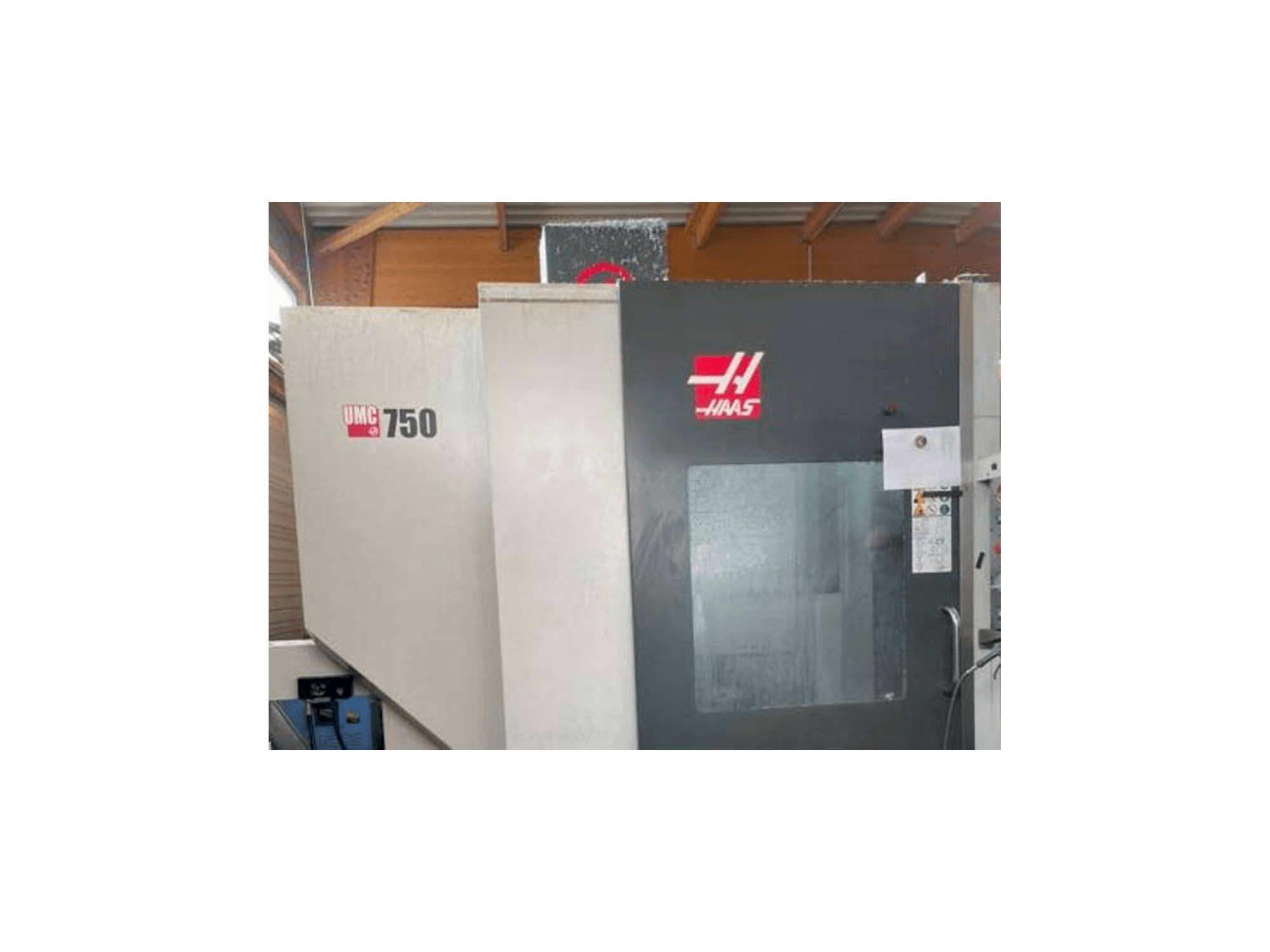 Vue de face de la machine HAAS UMC 750 S