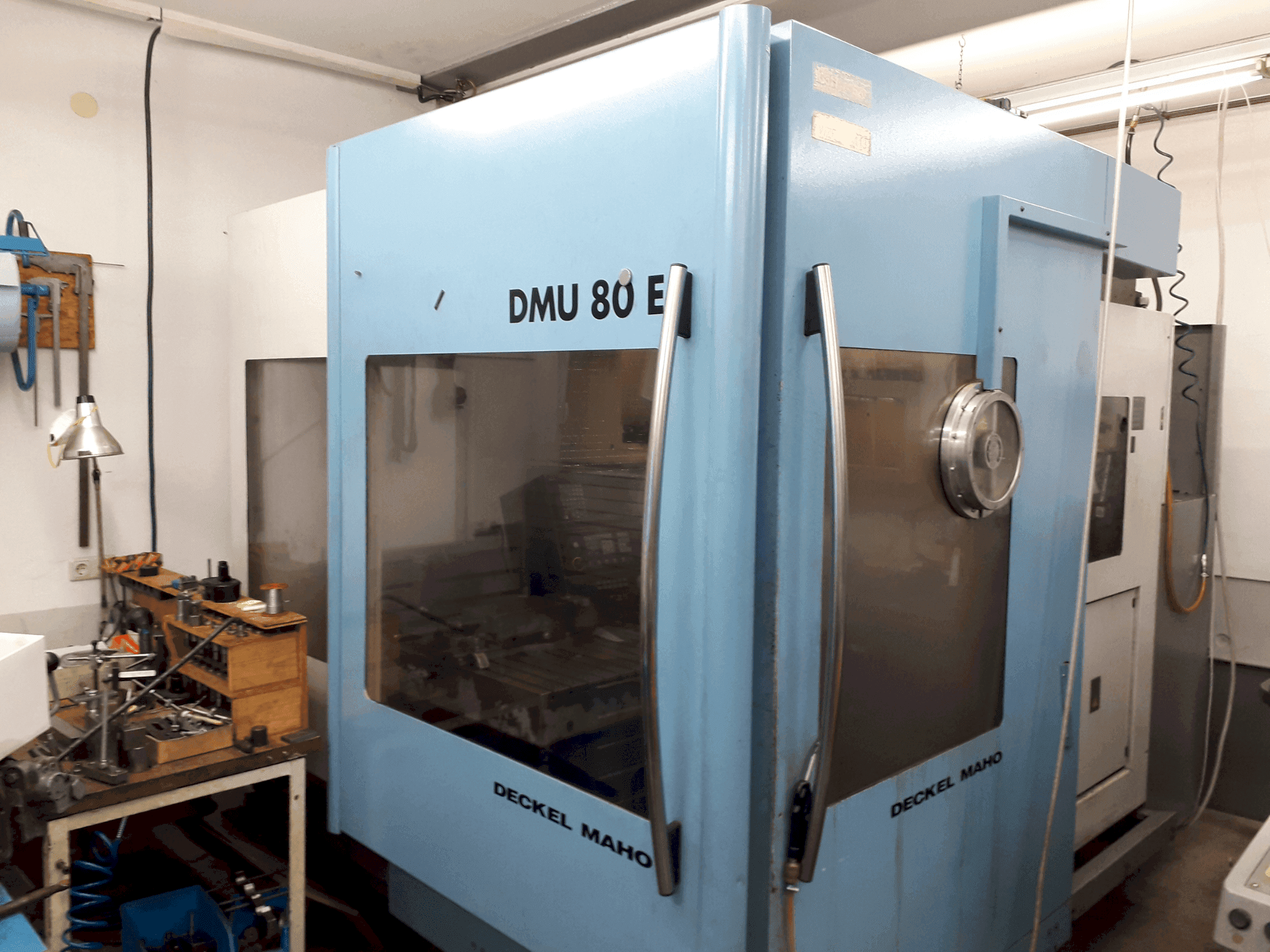 Vue de face de la machine DECKEL MAHO DMU 80E