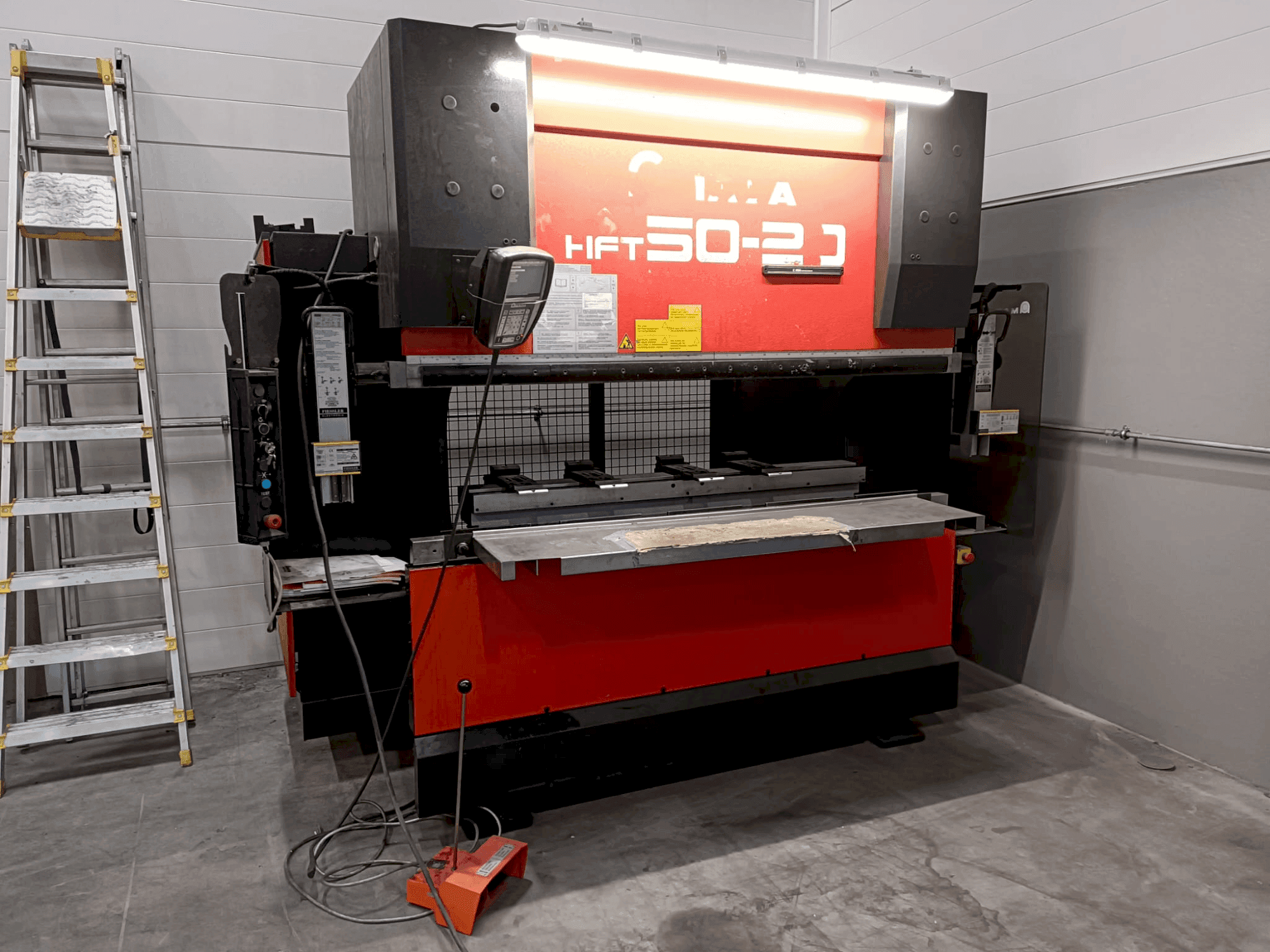 Vue de face de la machine AMADA HFT50-20