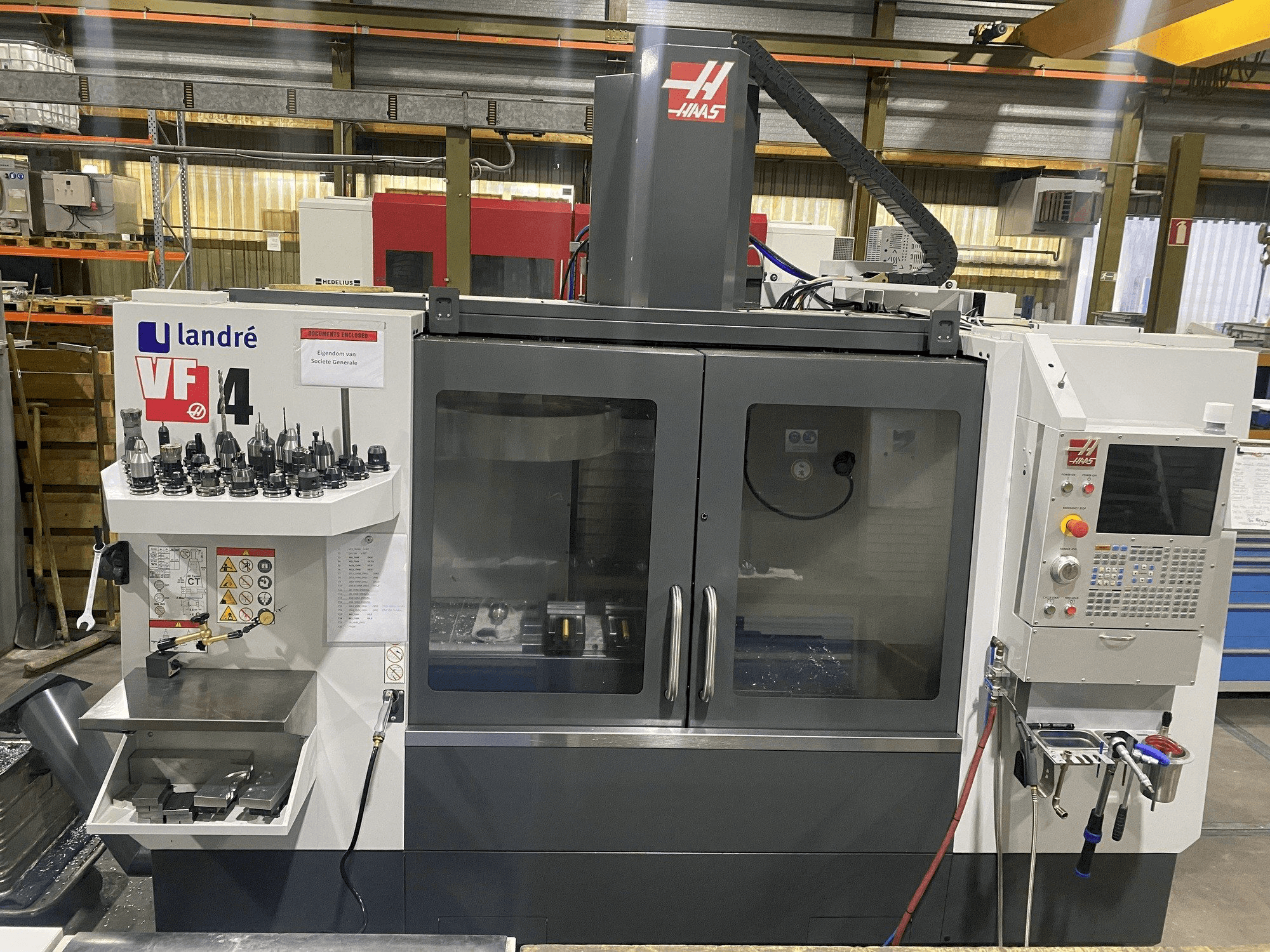 Vue de face de la machine HAAS VF-4