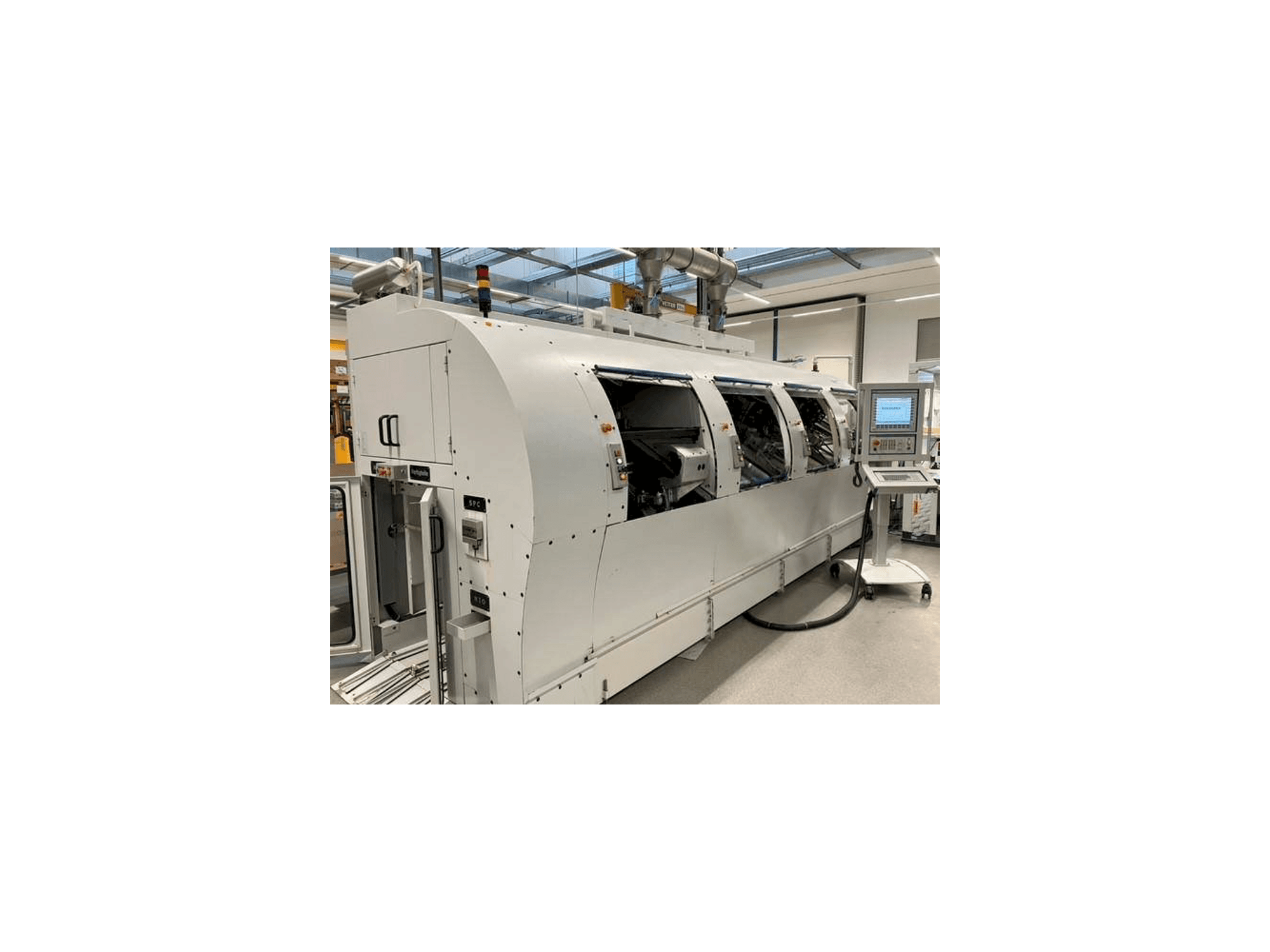 Vue de face de la machine MIKRON Multistep XS