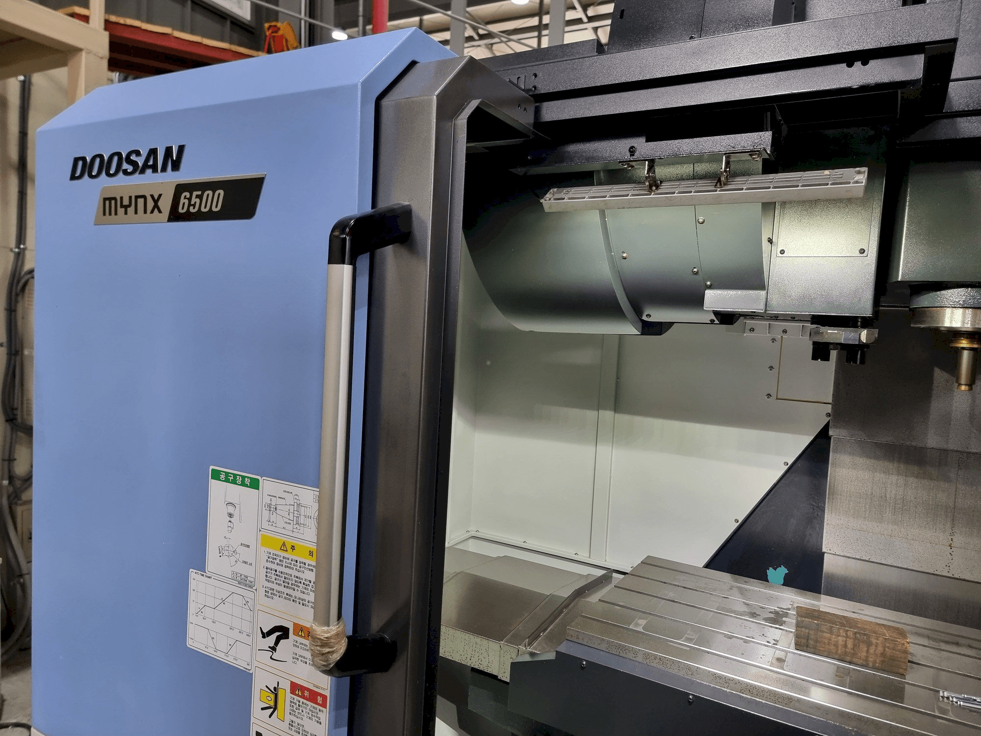 Vue de face de la machine DOOSAN MYNX 6500
