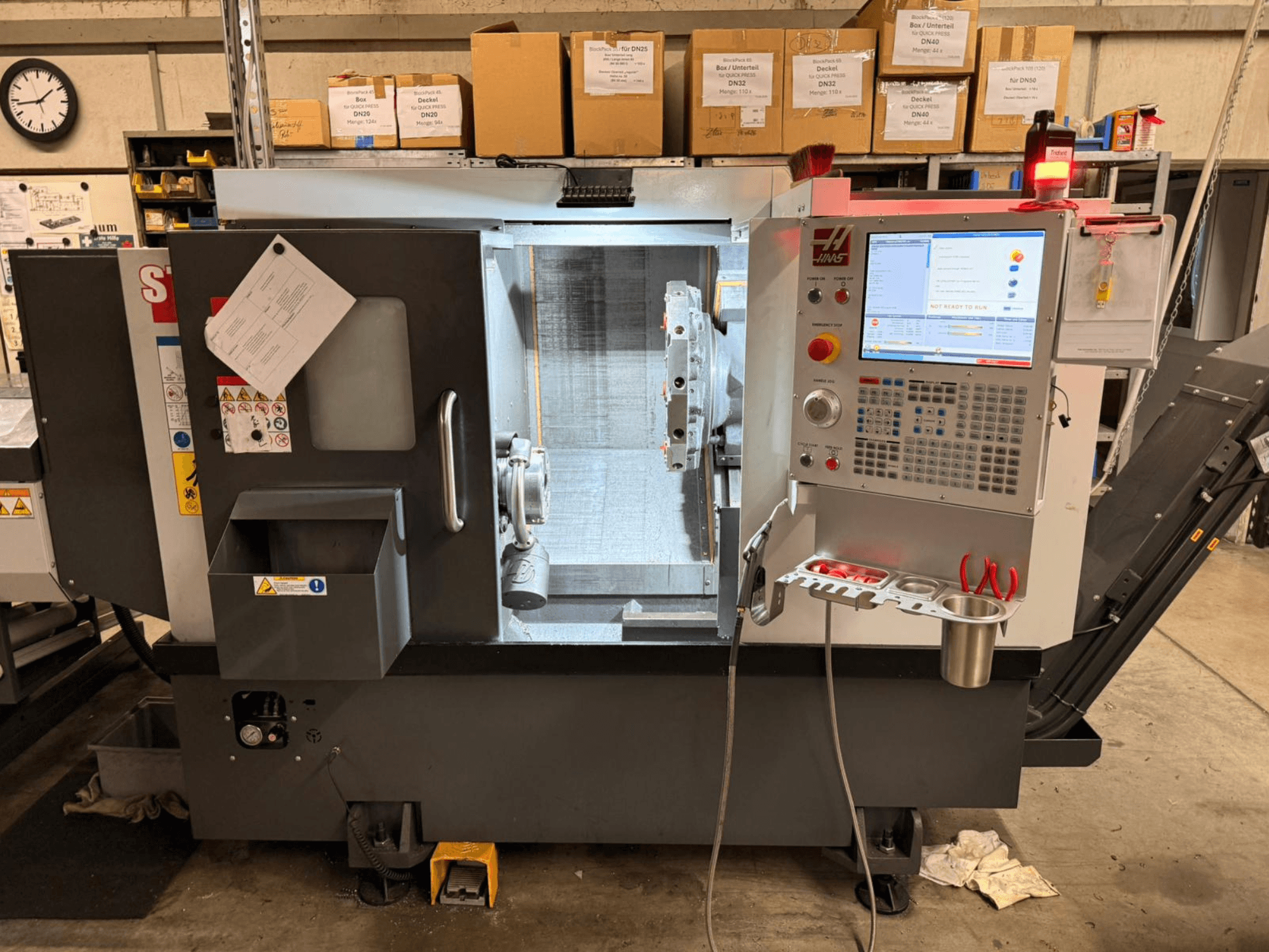 Tour horizontal HAAS ST-15 vu de côté, avec panneau de commande numérique et composants opérationnels.