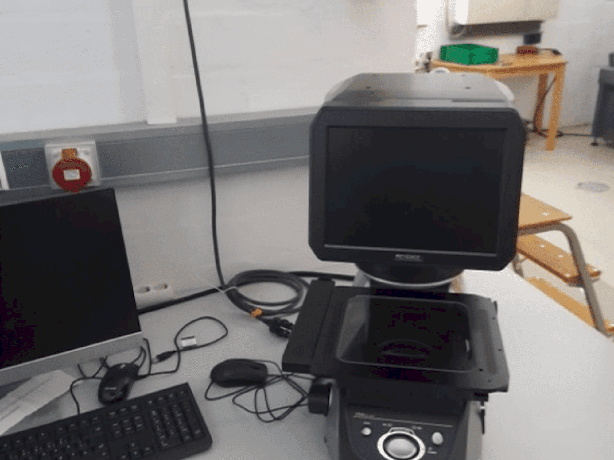 Vue de face de la machine KEYENCE IM-7020