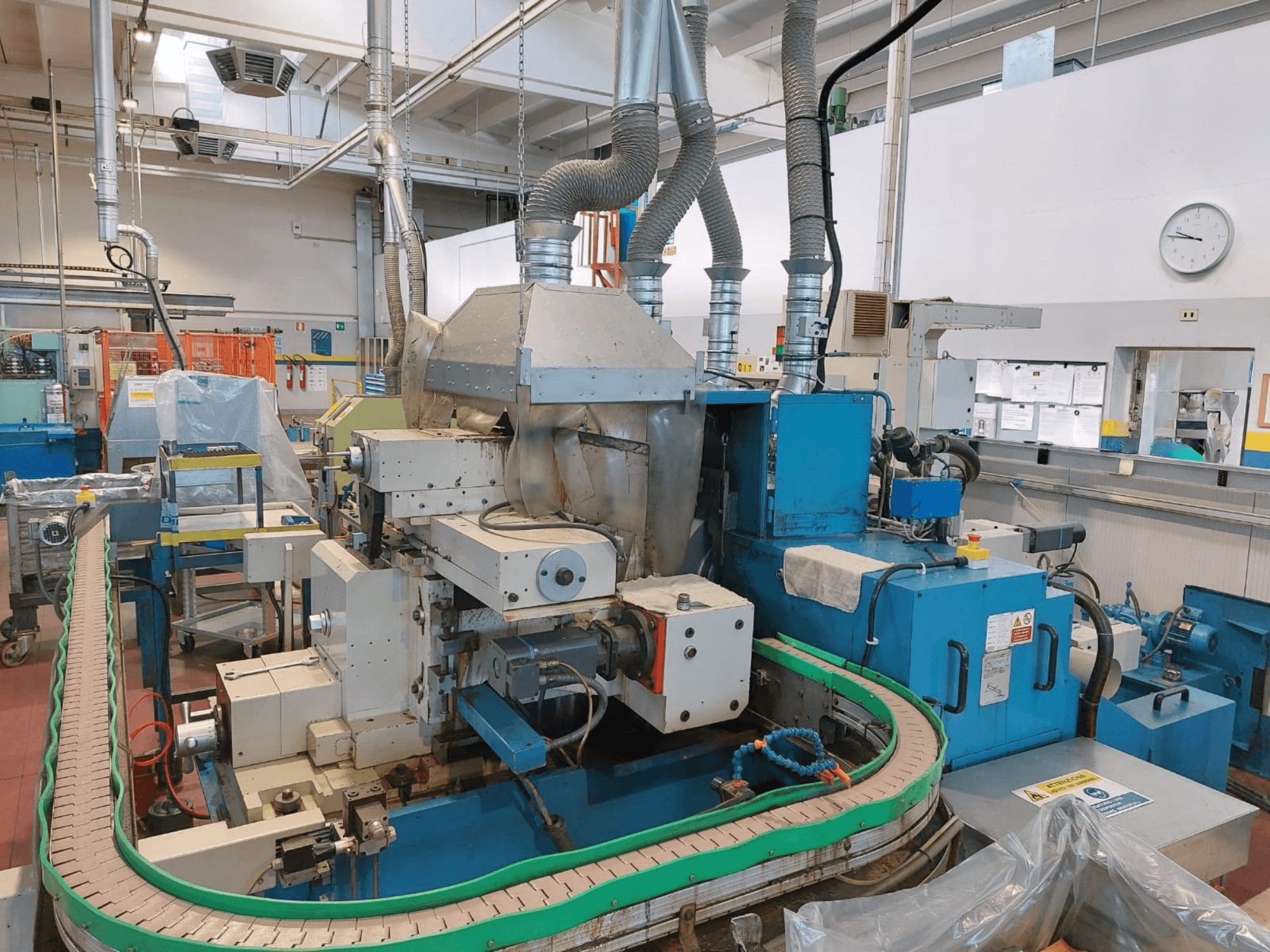 GHIRINGHELLI M300SP610 CNC3A centerless grinding machine, vue de face, montrant les détails complexes de la machine et du convoyeur.