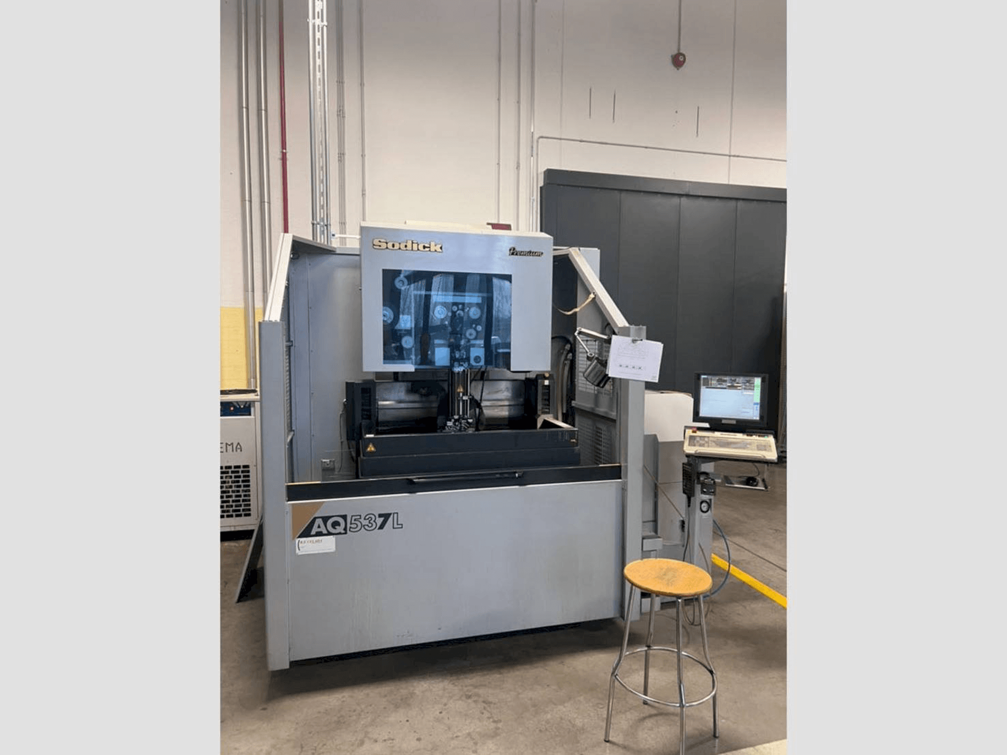 Vue de face de la machine Sodick AQ537L