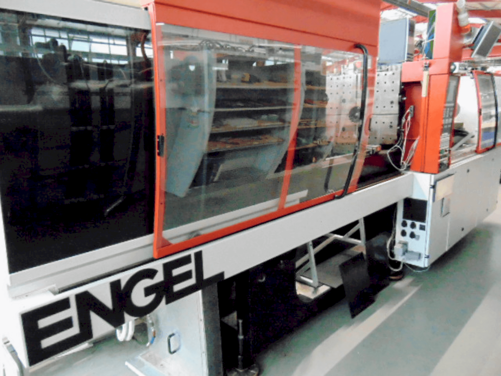 Vue de face de la machine Engel ES 650 / 150 HL