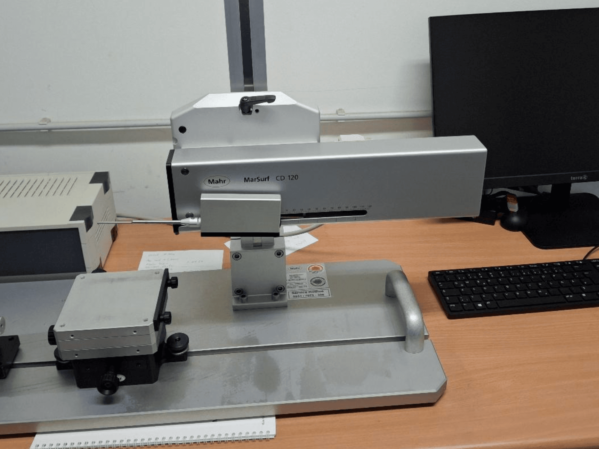 Mahr MARSURF CD 120 CMM vue de face, montrant la tête de mesure, le panneau de commande et la table de mesure montée.