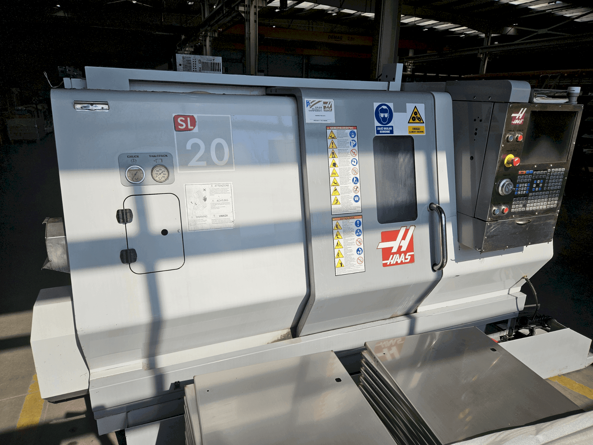 Vue de face de la machine HAAS SL-20 TBHE