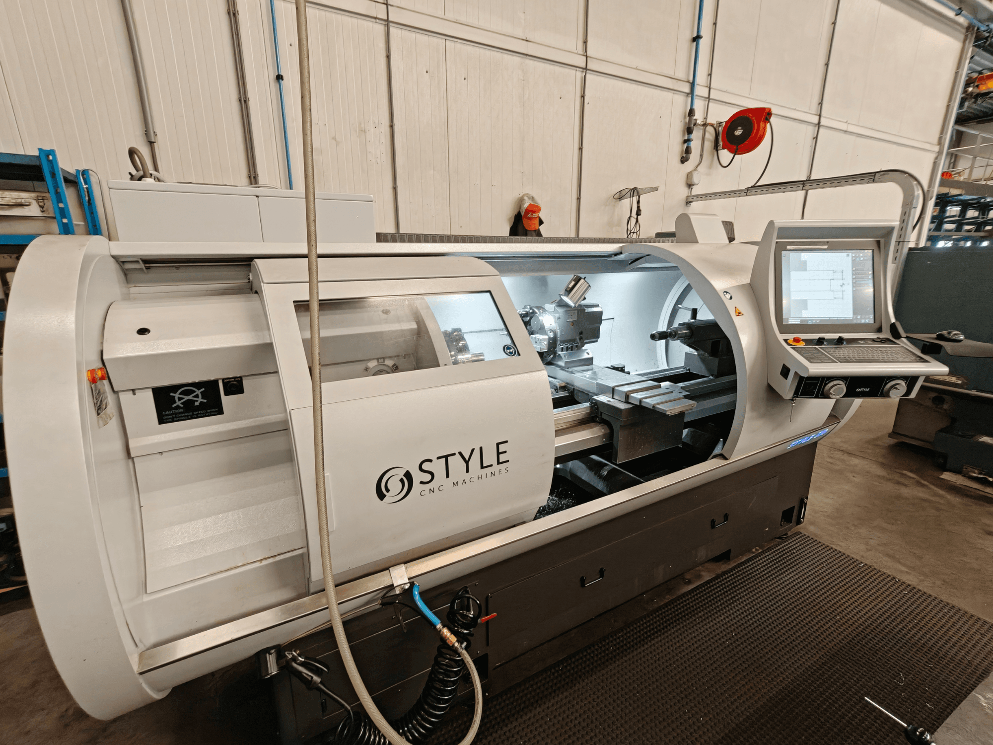 Tour horizontal STYLE 510, vue de face, avec panneau de commande et outils de coupe visibles à l'intérieur de l'espace de travail.