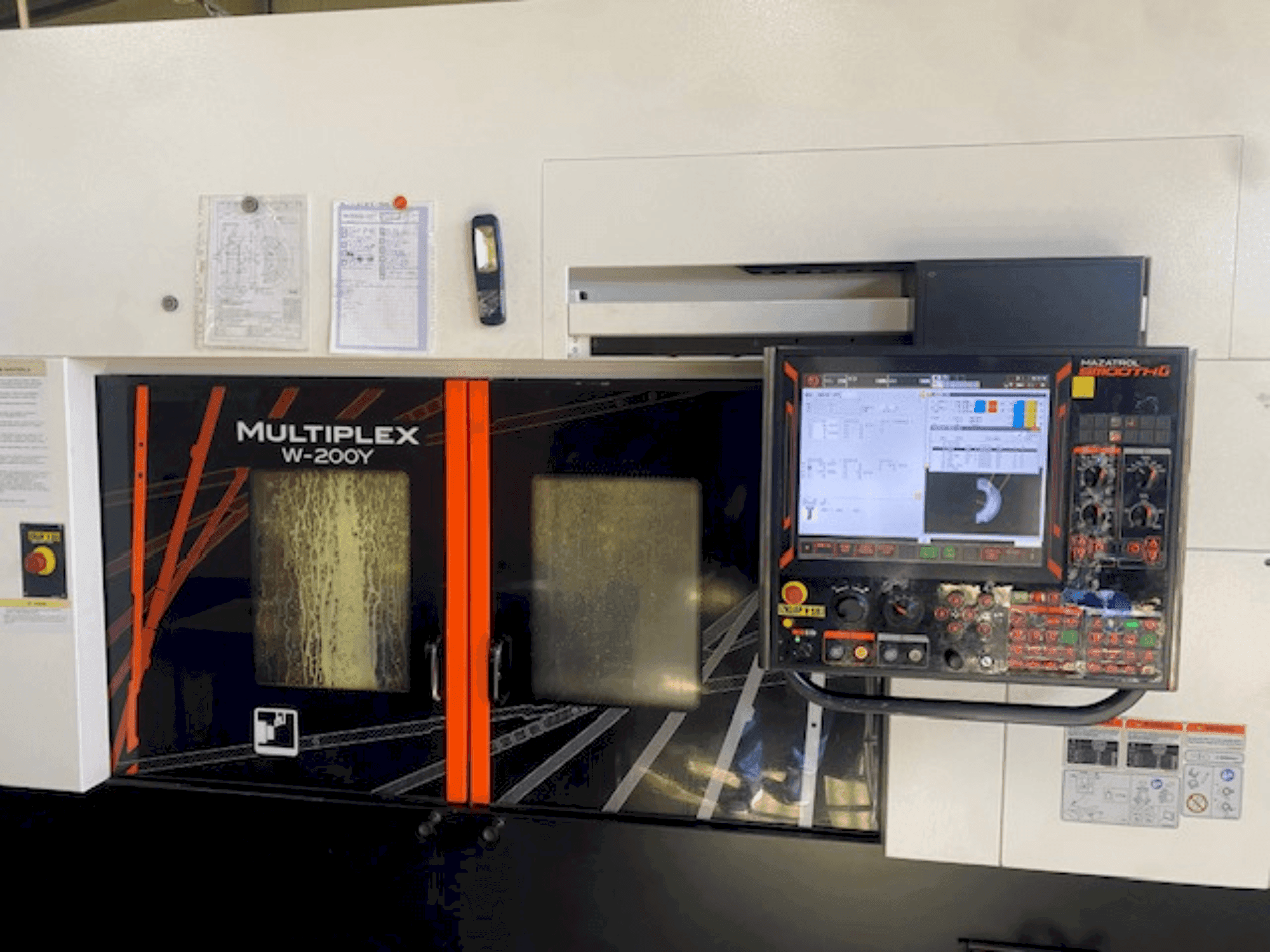 Vue de face de la machine Mazak multiplex 200 y