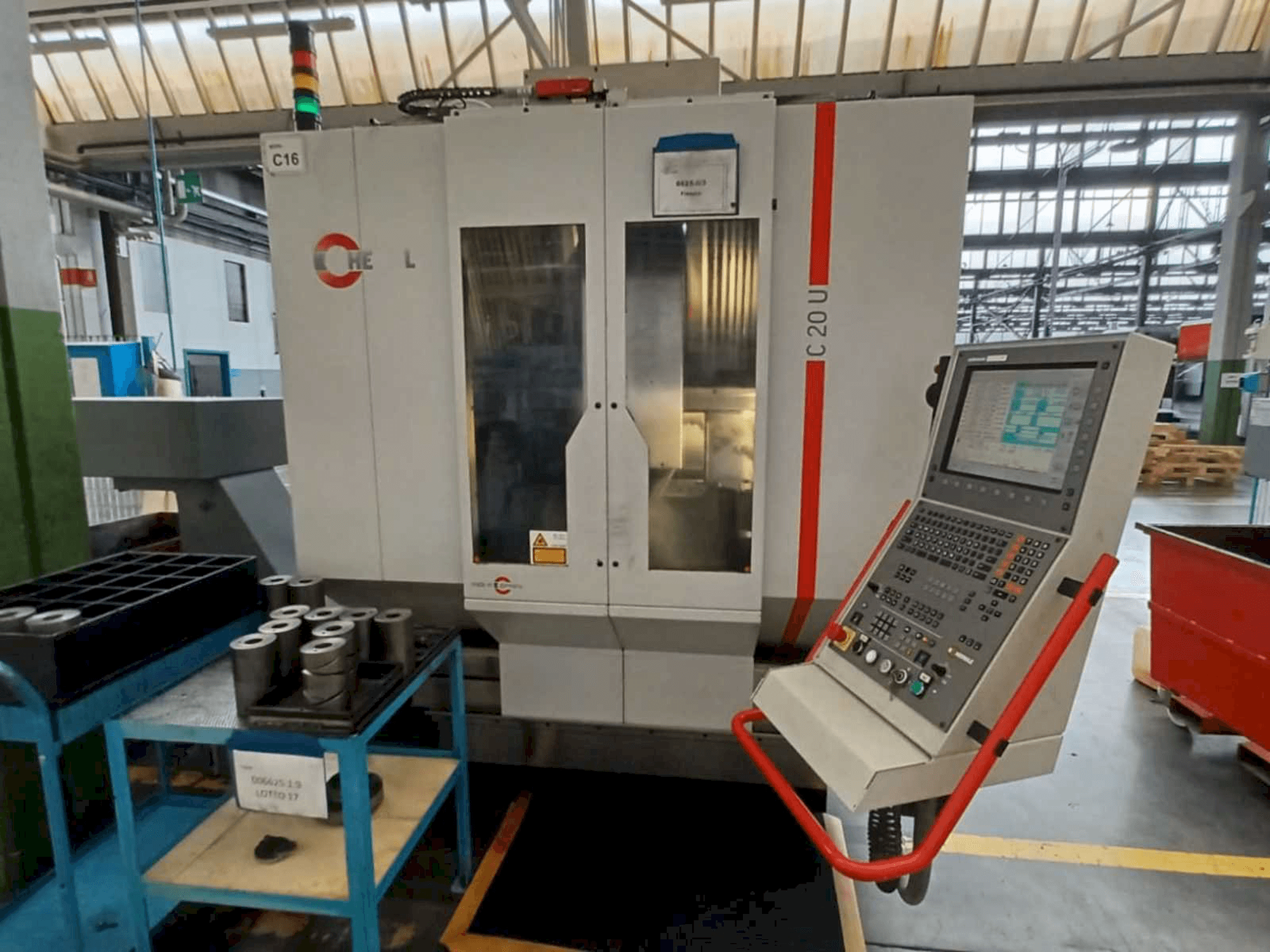Vue de face de la machine HERMLE C20U