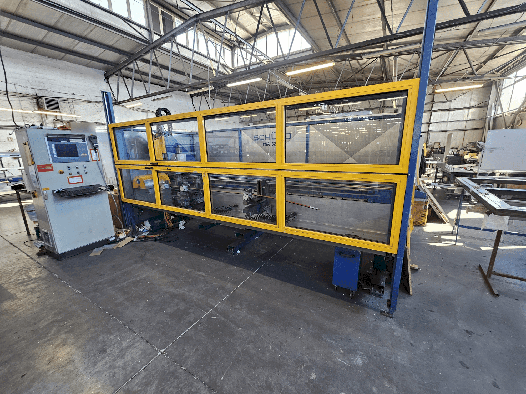 Vue de face de la machine SCHÜCO PBA 3250