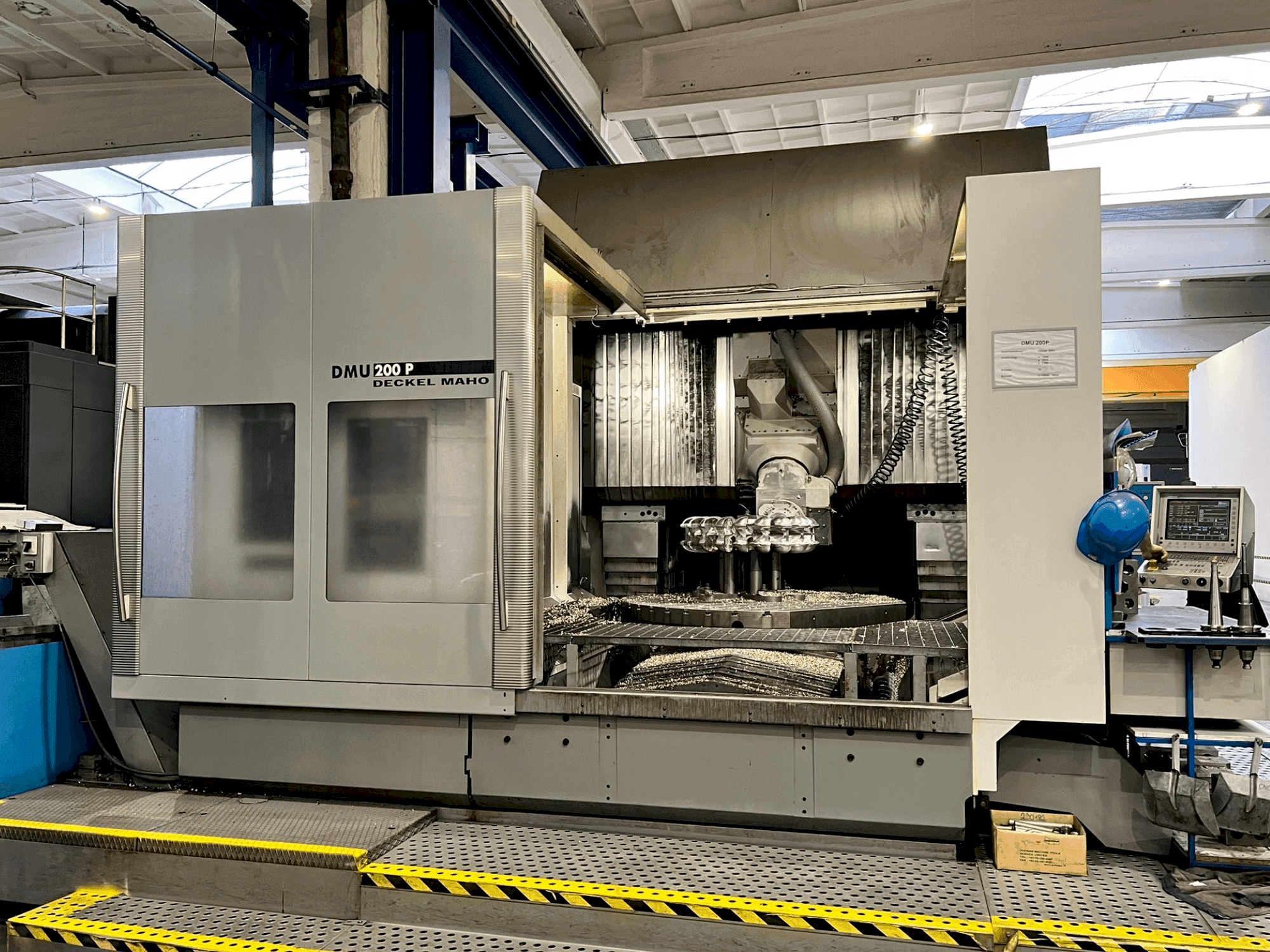 Vue de face de la machine DECKEL MAHO DMU 200P